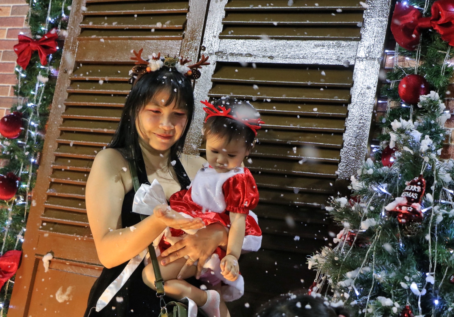 X&oacute;m đạo lớn nhất TP.HCM: Nh&agrave; thờ 'tuyết rơi' trắng x&oacute;a, rất đ&ocirc;ng người check-in Gi&aacute;ng sinh - Ảnh 7.