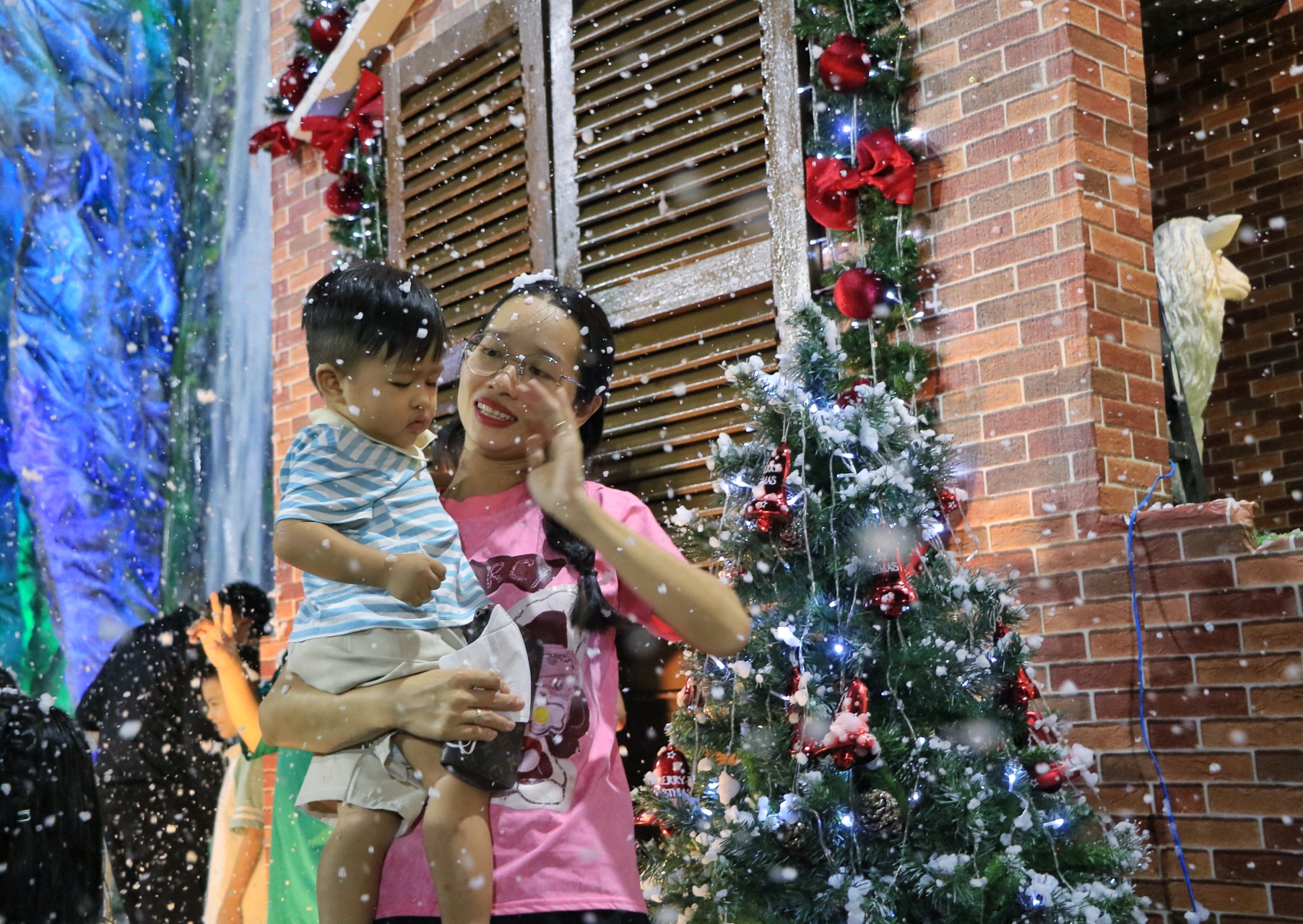 X&oacute;m đạo lớn nhất TP.HCM: Nh&agrave; thờ 'tuyết rơi' trắng x&oacute;a, rất đ&ocirc;ng người check-in Gi&aacute;ng sinh - Ảnh 6.