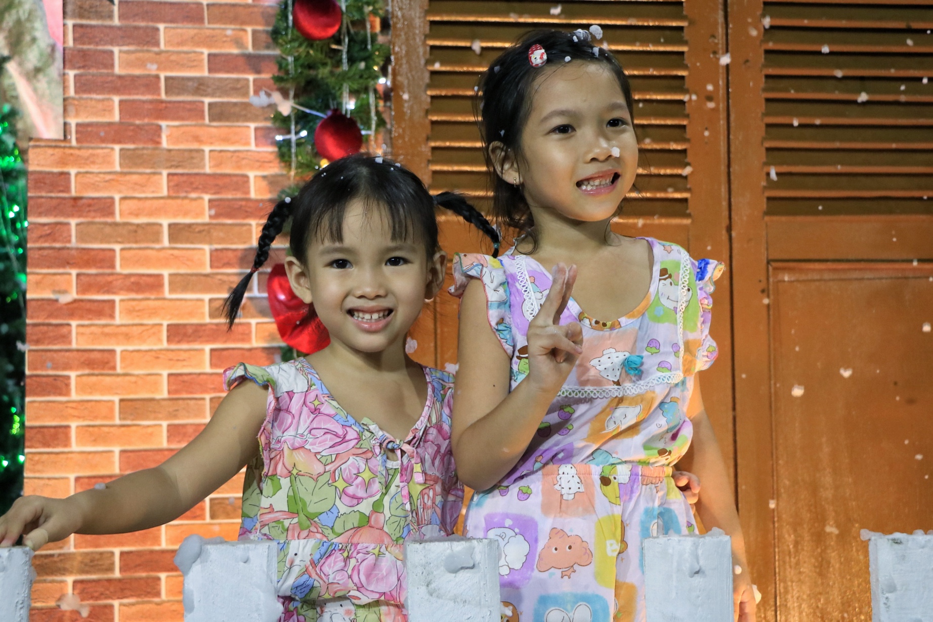 X&oacute;m đạo lớn nhất TP.HCM: Nh&agrave; thờ 'tuyết rơi' trắng x&oacute;a, rất đ&ocirc;ng người check-in Gi&aacute;ng sinh - Ảnh 8.