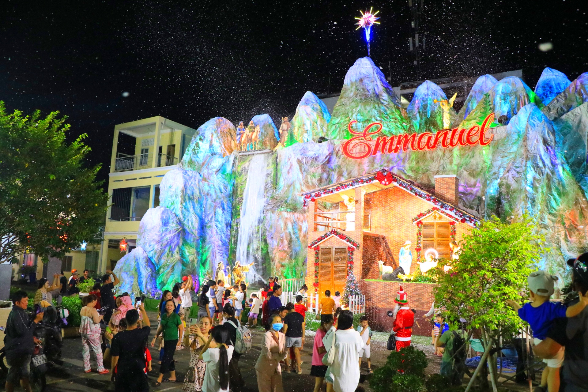 X&oacute;m đạo lớn nhất TP.HCM: Nh&agrave; thờ 'tuyết rơi' trắng x&oacute;a, rất đ&ocirc;ng người check-in Gi&aacute;ng sinh - Ảnh 1.