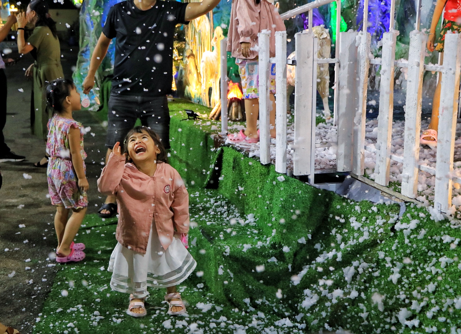 X&oacute;m đạo lớn nhất TP.HCM: Nh&agrave; thờ 'tuyết rơi' trắng x&oacute;a, rất đ&ocirc;ng người check-in Gi&aacute;ng sinh - Ảnh 5.