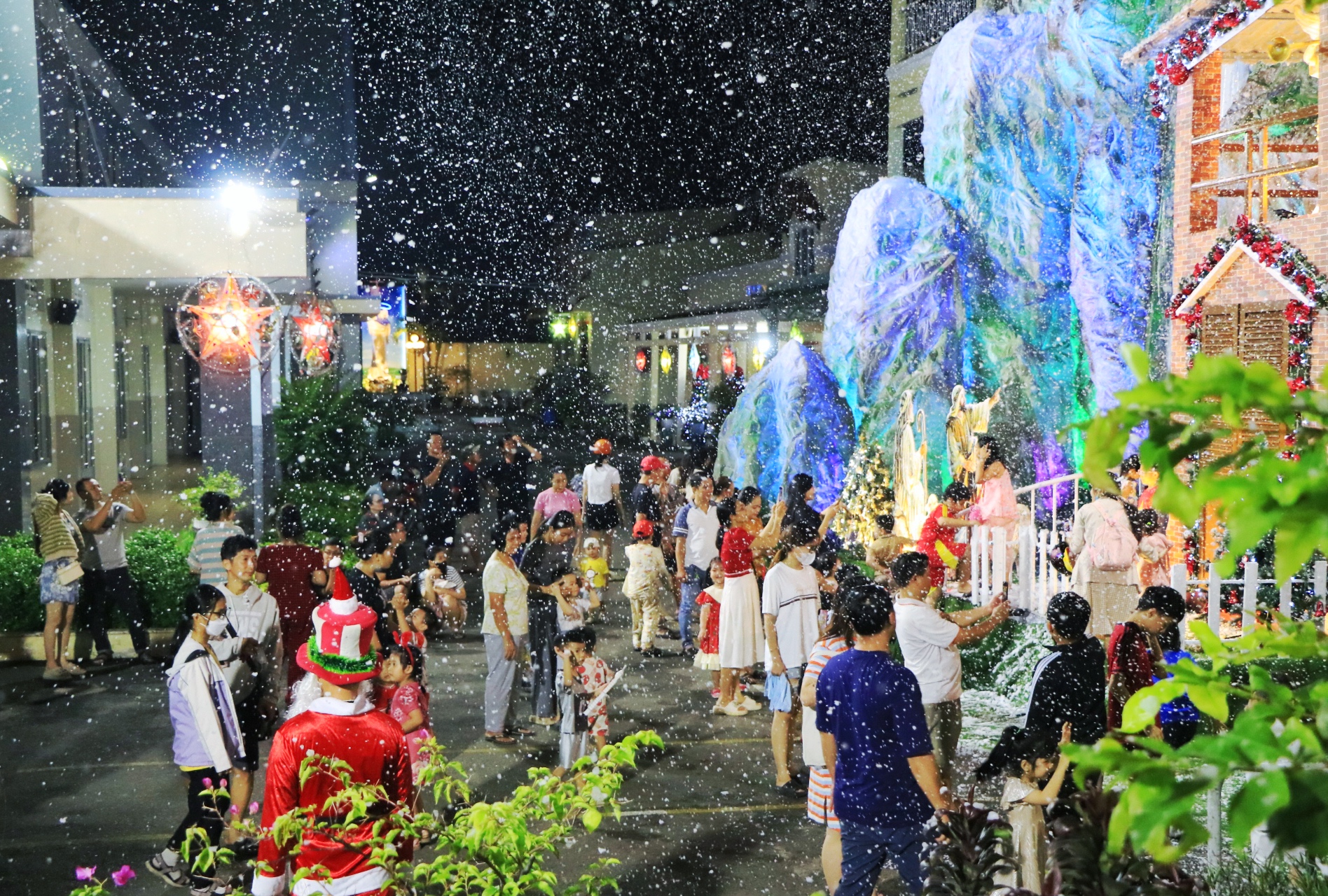 X&oacute;m đạo lớn nhất TP.HCM: Nh&agrave; thờ 'tuyết rơi' trắng x&oacute;a, rất đ&ocirc;ng người check-in Gi&aacute;ng sinh - Ảnh 2.