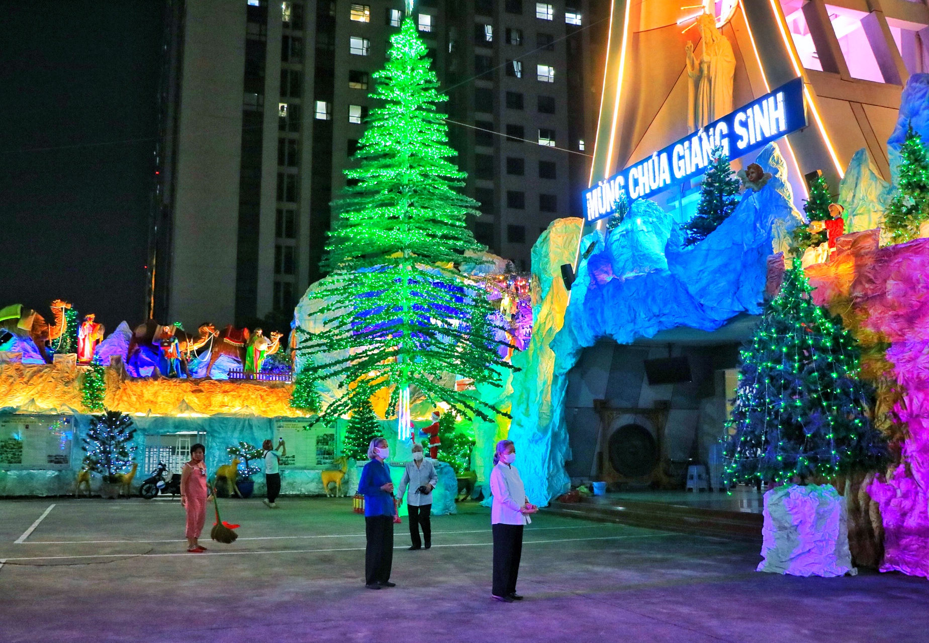 X&oacute;m đạo lớn nhất TP.HCM: 4 km đường Phạm Thế Hiển c&oacute; 5 nh&agrave; thờ rực rỡ - Ảnh 6.