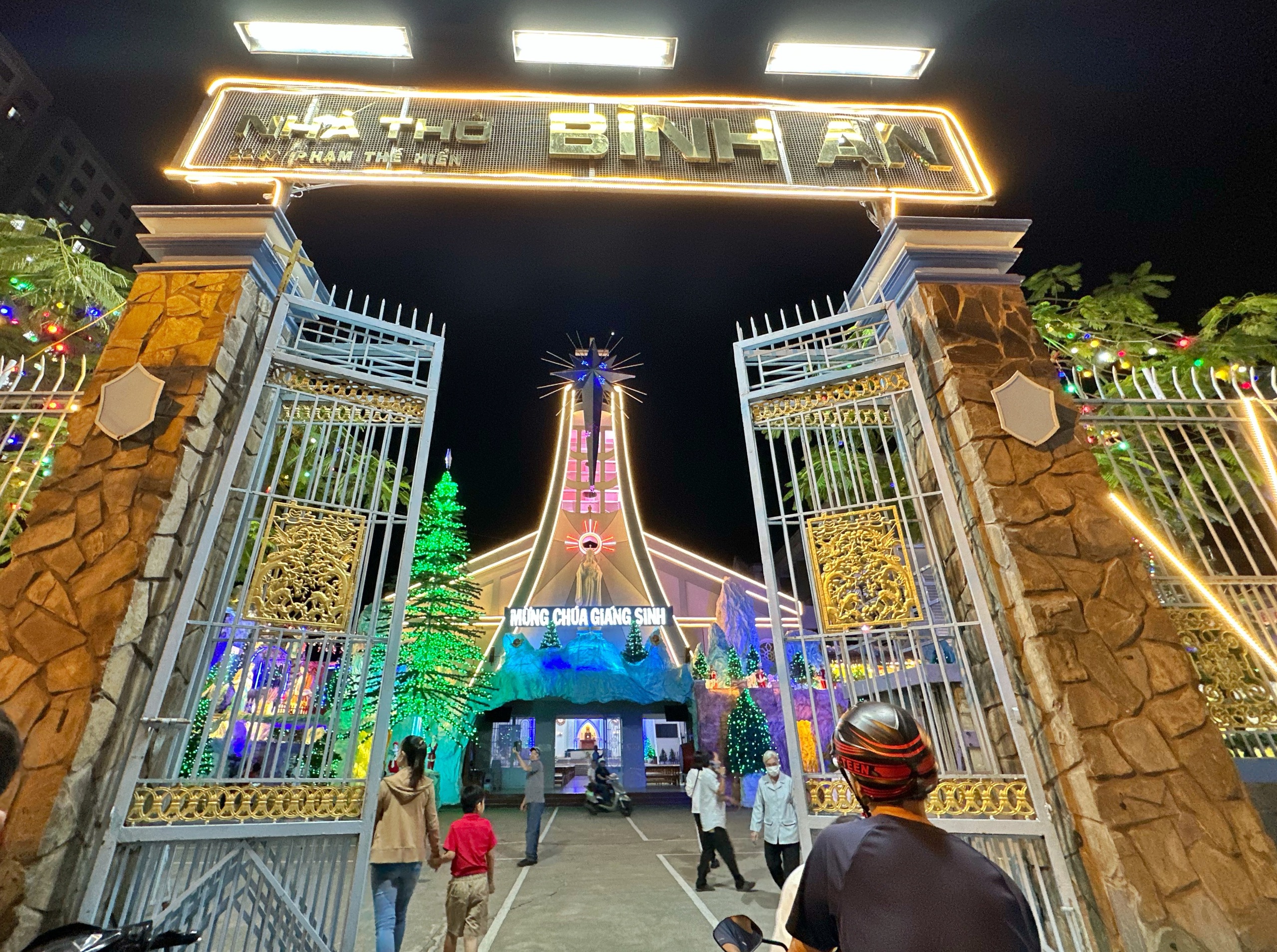 X&oacute;m đạo lớn nhất TP.HCM: 4 km đường Phạm Thế Hiển c&oacute; 5 nh&agrave; thờ rực rỡ - Ảnh 3.