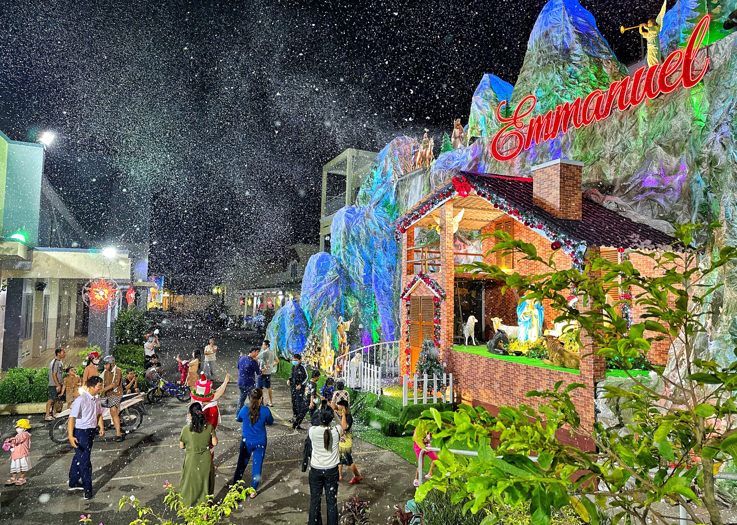 X&oacute;m đạo lớn nhất TP.HCM: 4 km đường Phạm Thế Hiển c&oacute; 5 nh&agrave; thờ rực rỡ - Ảnh 7.