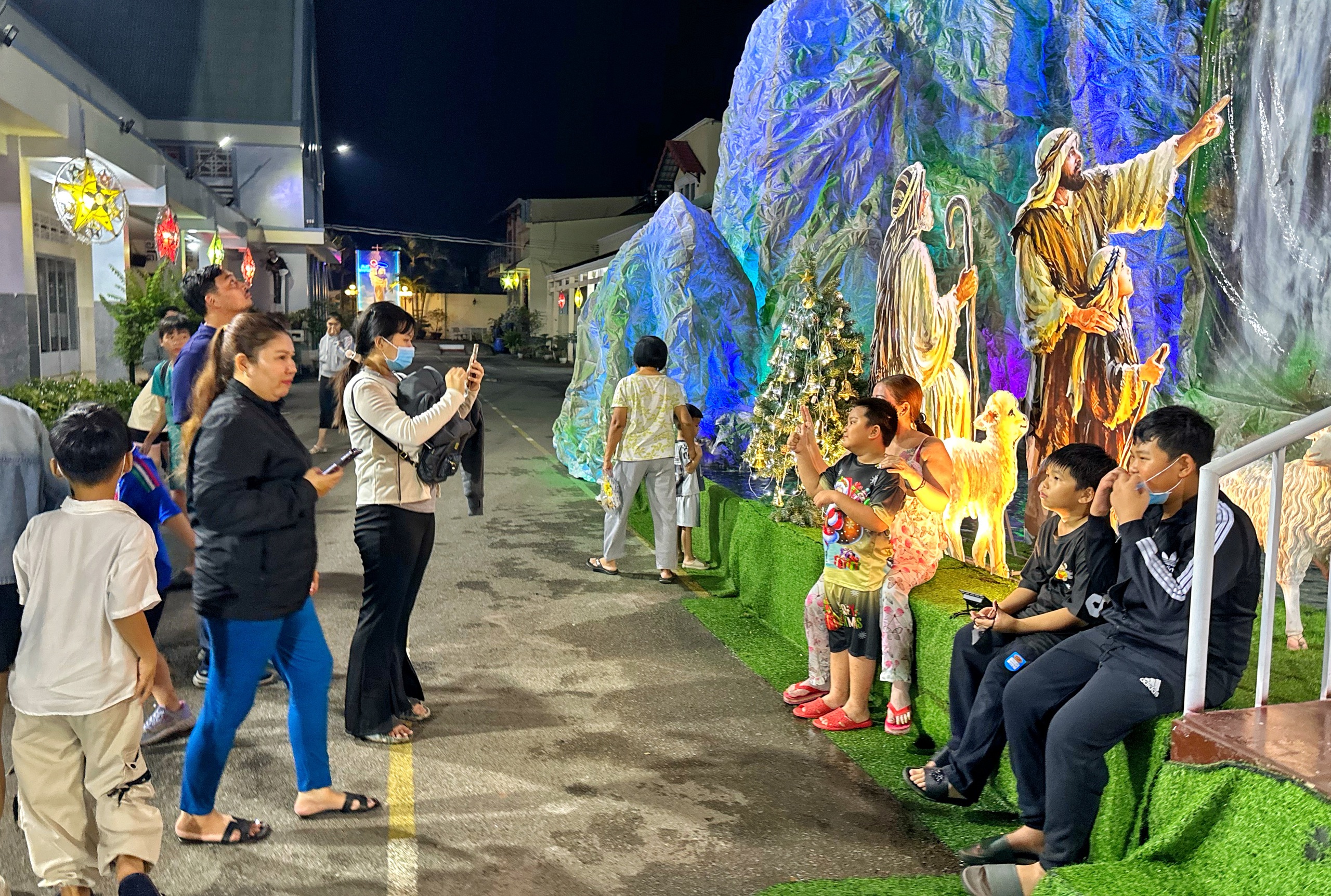 Nguồn gốc Gi&aacute;ng sinh c&oacute; từ khi n&agrave;o? Đ&ecirc;m nay 24.12 v&agrave; ng&agrave;y 25.12 c&oacute; g&igrave; kh&aacute;c? - Ảnh 2.