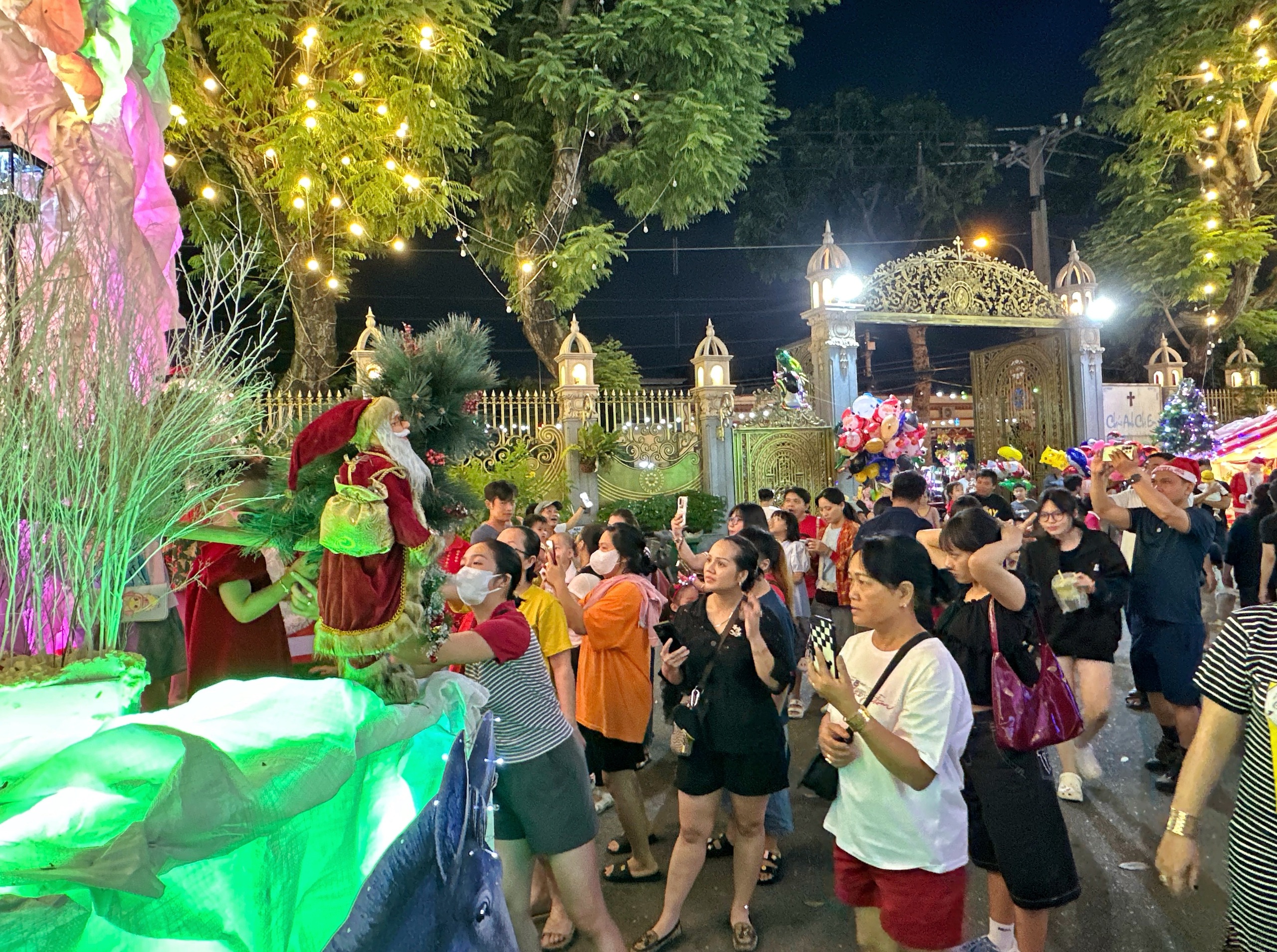 X&oacute;m đạo lớn nhất TP.HCM: 4 km đường Phạm Thế Hiển c&oacute; 5 nh&agrave; thờ rực rỡ - Ảnh 2.