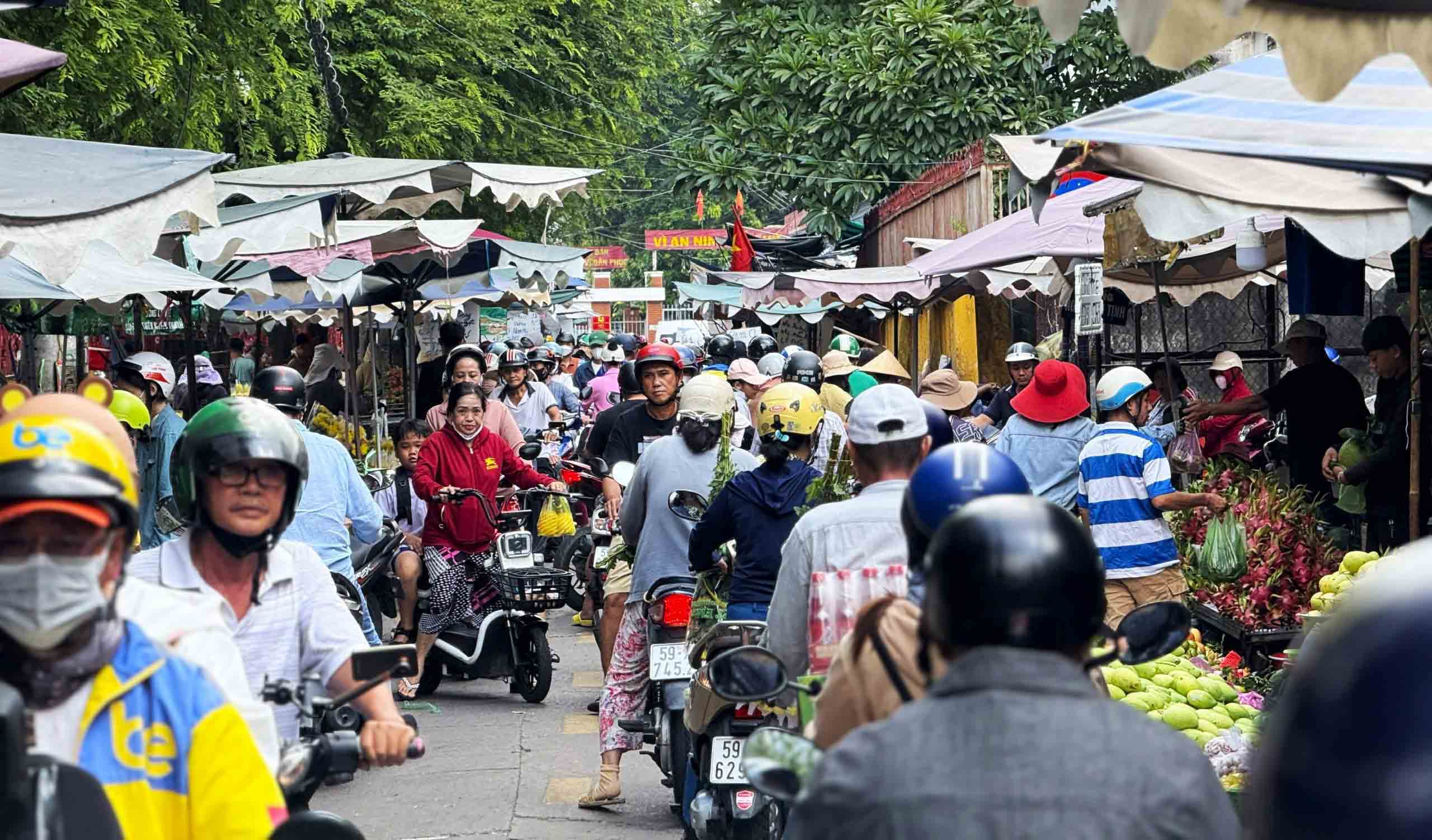 Làm sao để dẹp được  nạn lấn chiếm vỉa hè, lòng đường ? - Ảnh 1.