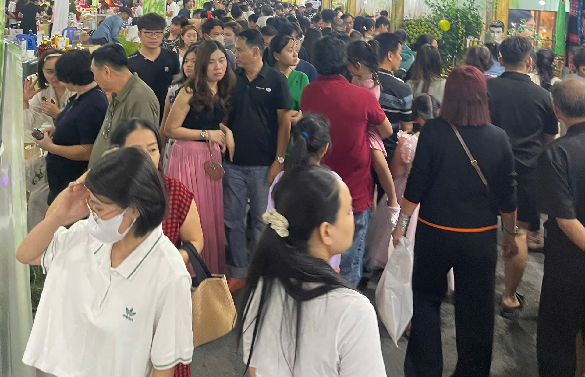 Kh&ocirc;ng c&ograve;n cảnh 'tr&ecirc;n bến dưới thuyền', chợ phi&ecirc;n cận tết tại TP.HCM liệu c&ograve;n tấp nập? - Ảnh 7.