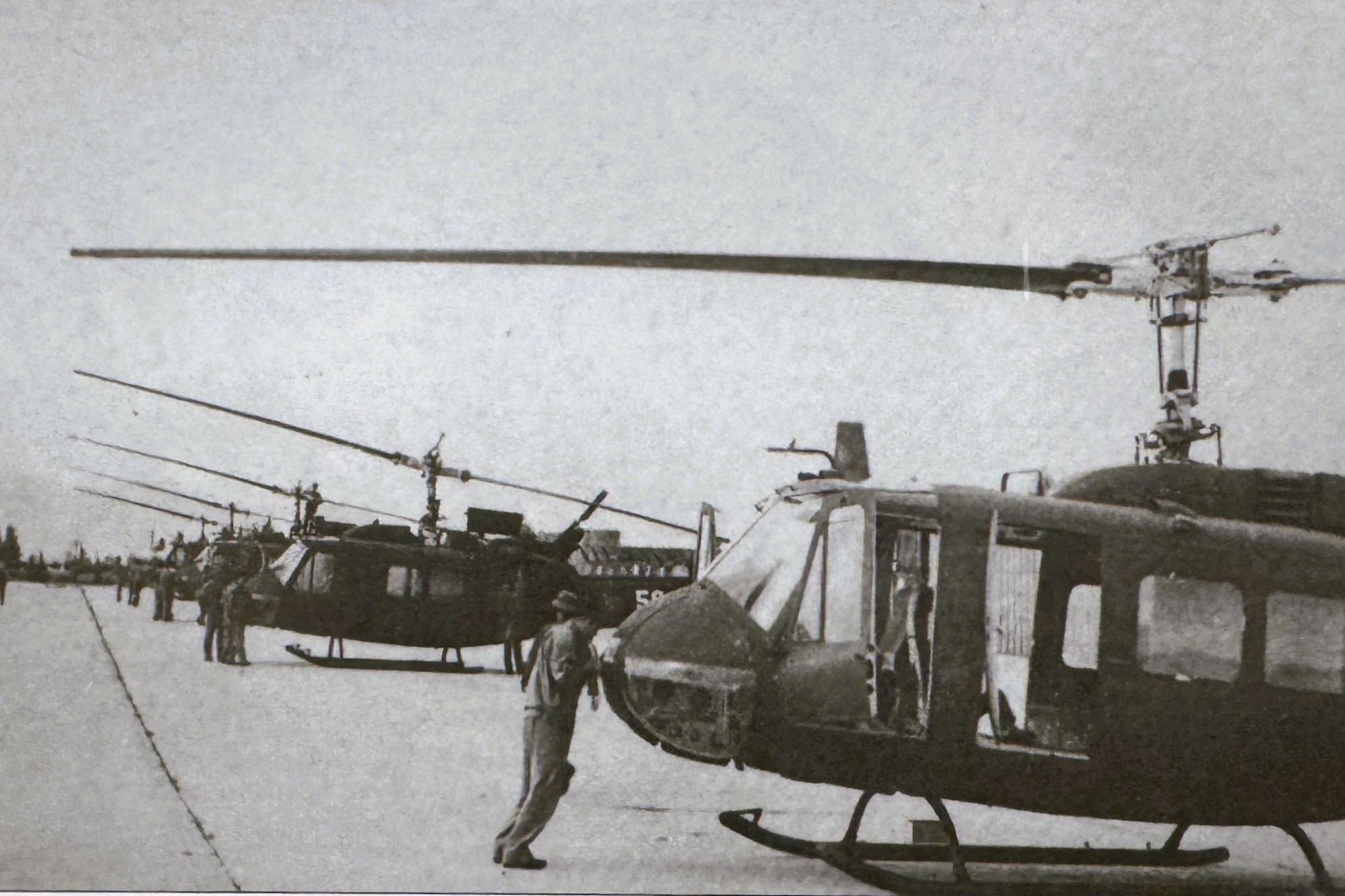 Trực thăng vũ trang của Kh&ocirc;ng qu&acirc;n VN: UH-1 tr&ecirc;n c&aacute;c chiến trường - Ảnh 1.