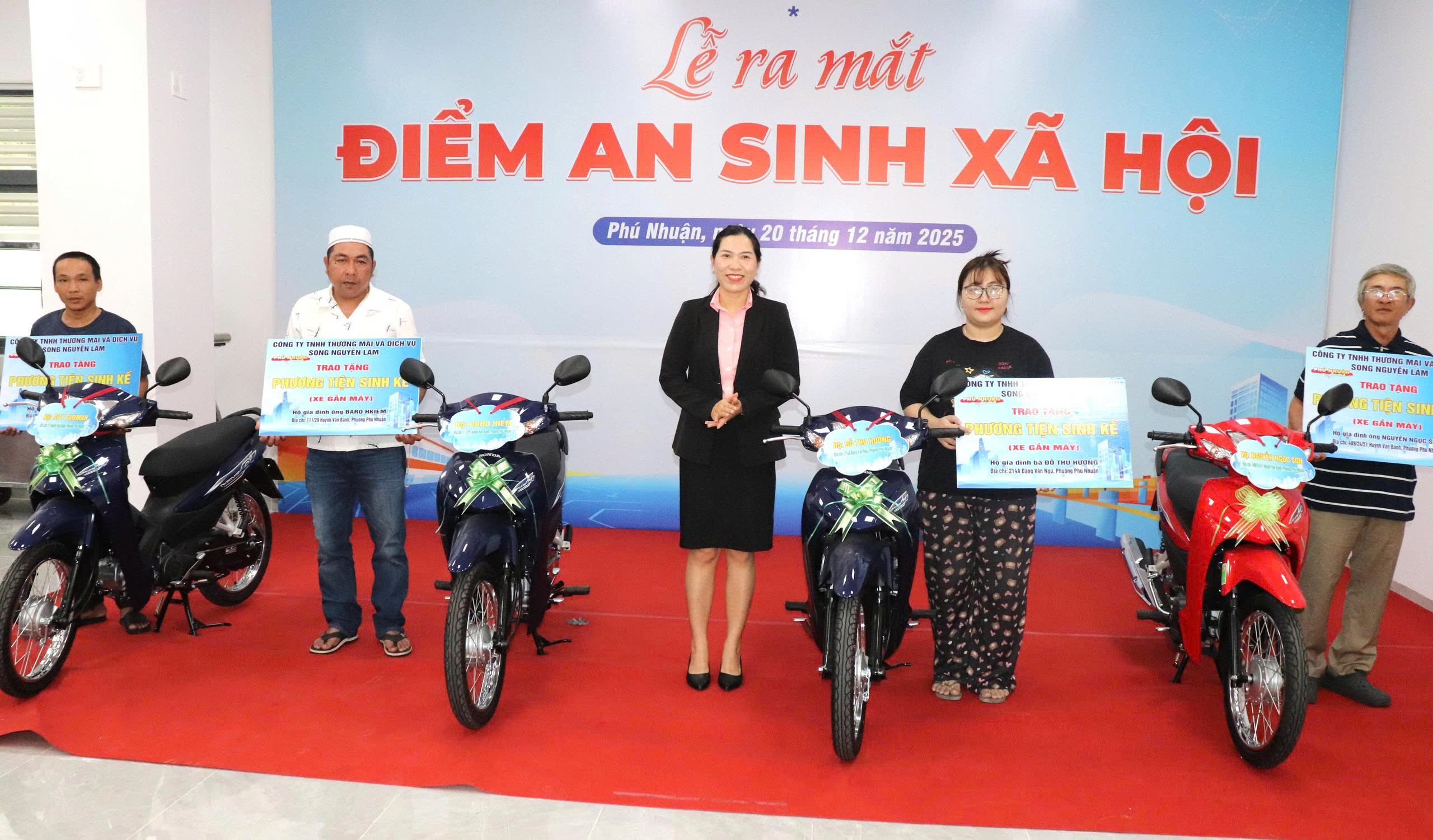 Phường Phú Nhuận ra mắt điểm an sinh, tặng xe máy, xe bánh mì - Ảnh 1.