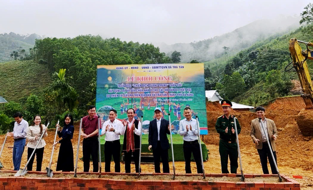 "Chiến dịch Quang Trung": Đà Nẵng dựng lại mái ấm cho người dân vùng sạt lở - Ảnh 2.