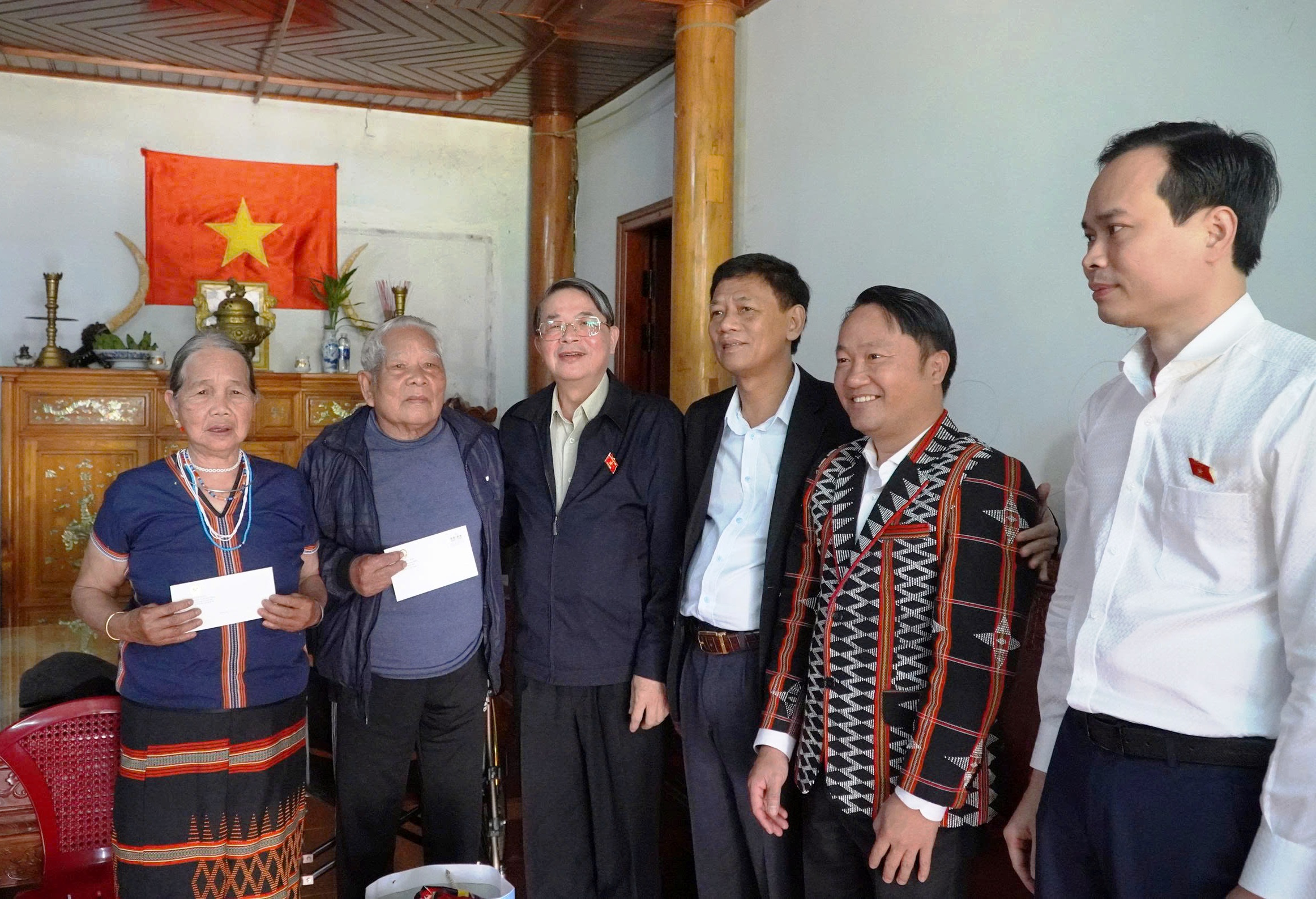 Phó chủ tịch Quốc hội thăm gia đình nạn nhân mất tích do sạt lở núi- Ảnh 2.