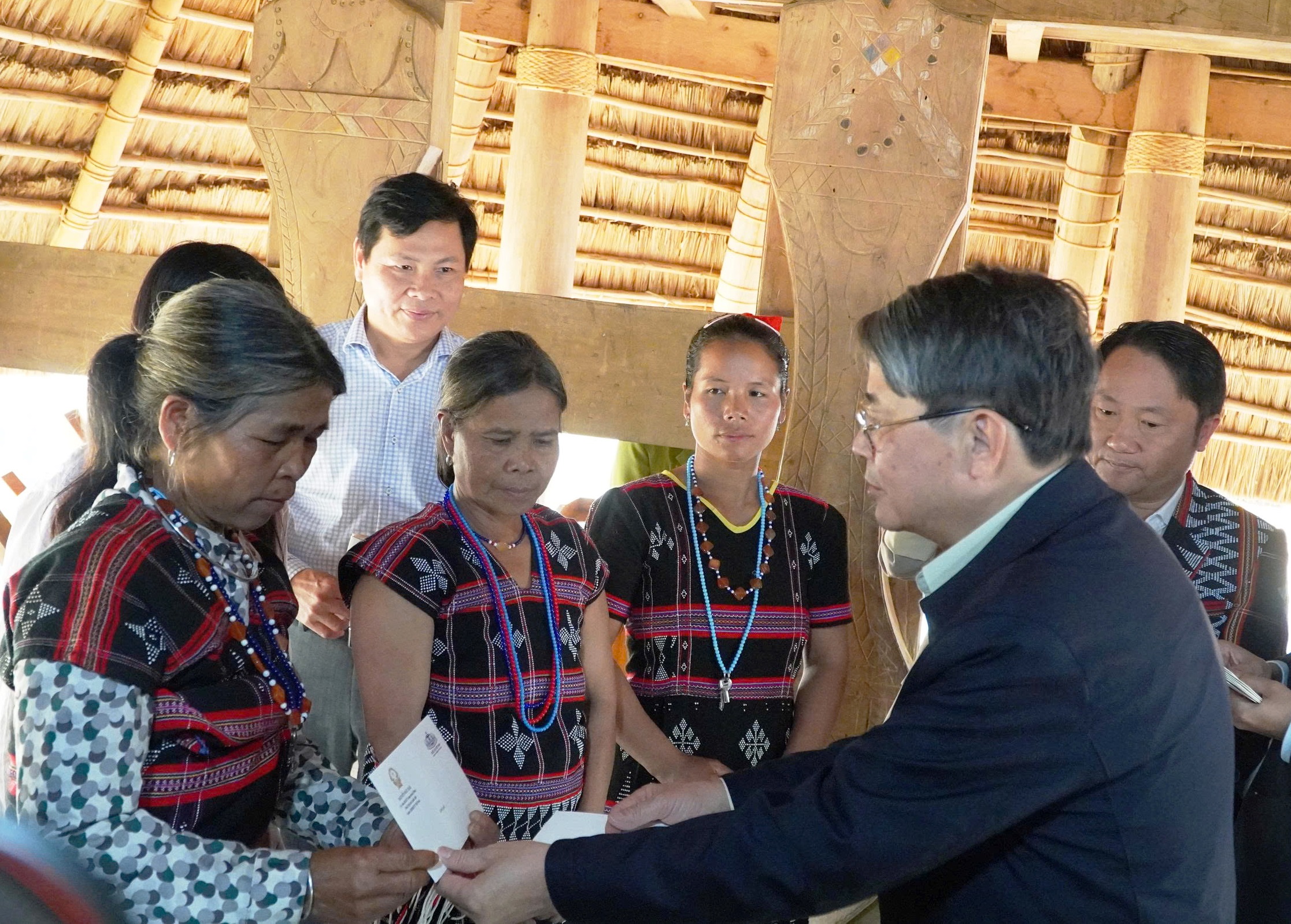 Phó chủ tịch Quốc hội thăm gia đình nạn nhân mất tích do sạt lở núi- Ảnh 1.