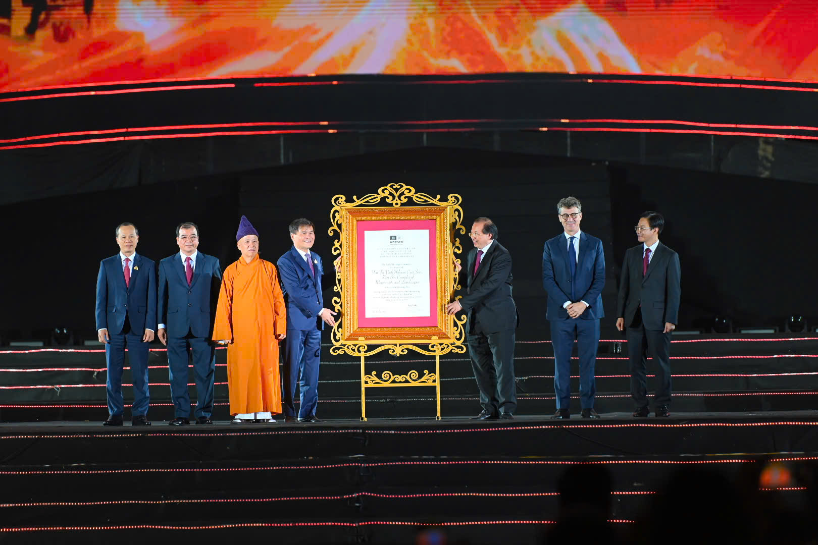 Đón bằng Di sản thế giới quần thể Yên Tử - Trúc Lâm - Ảnh 1. Đón bằng Di sản thế giới quần thể Yên Tử - Trúc Lâm - Ảnh 1.