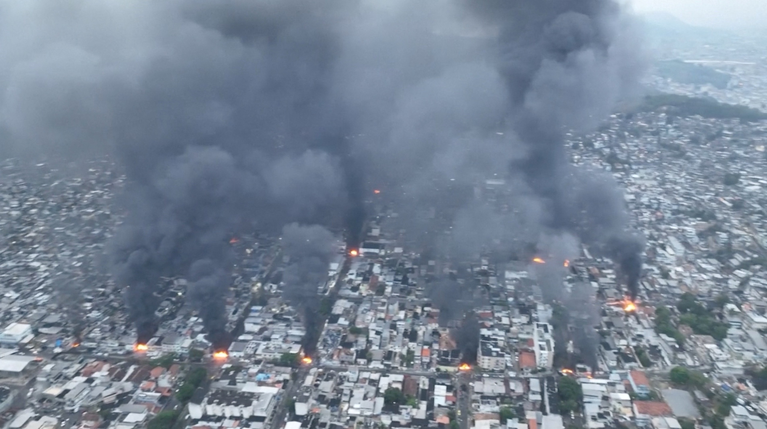 Cuộc truy qu&eacute;t của cảnh s&aacute;t Brazil đ&atilde; biến th&agrave;nh cuộc tắm m&aacute;u như thế n&agrave;o? - Ảnh 1.