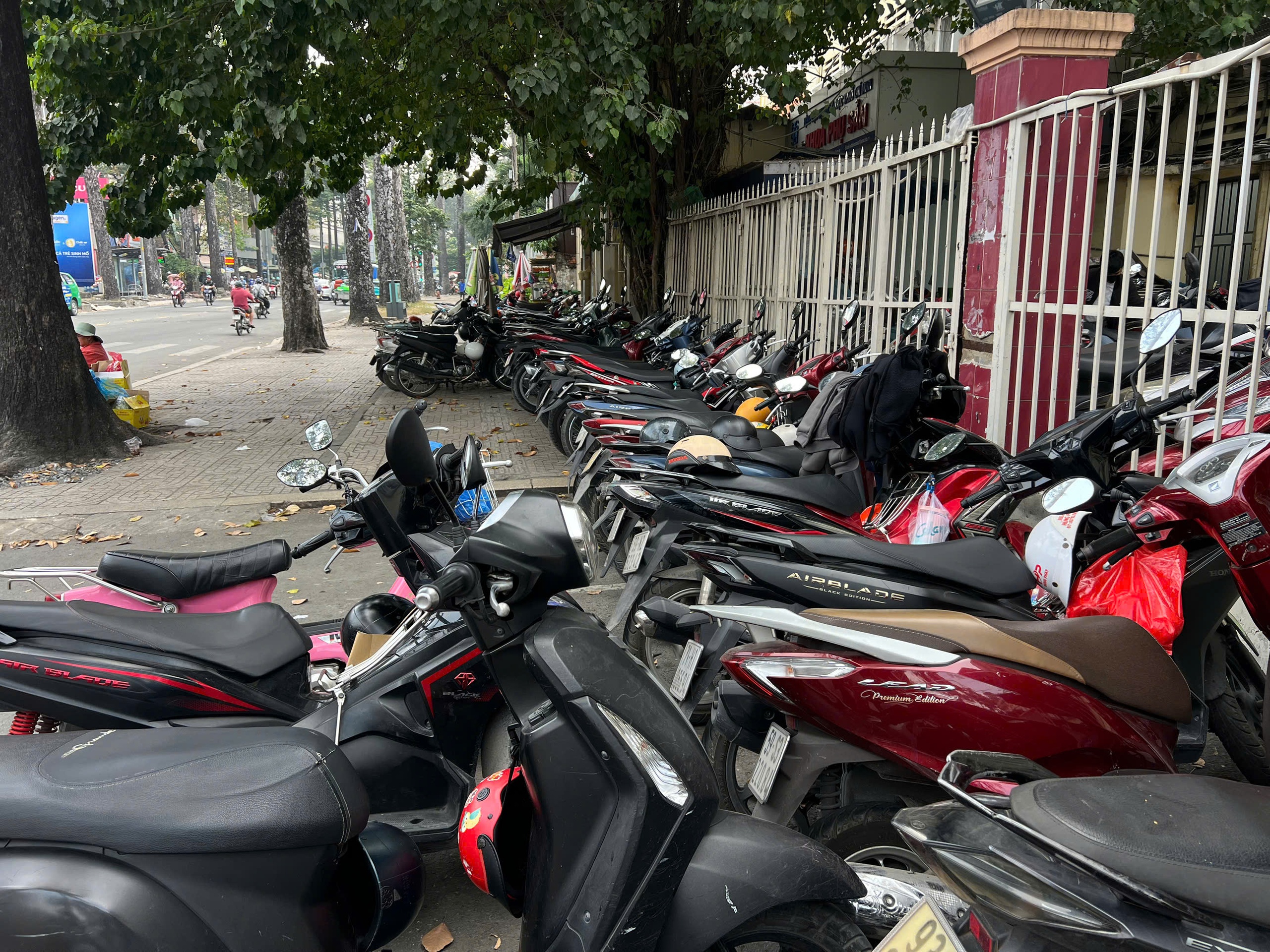 TP . HCM Tái diễn tình trạng chiếm dụng vỉa hè và thu phí giữ xe cao - Ảnh 6.