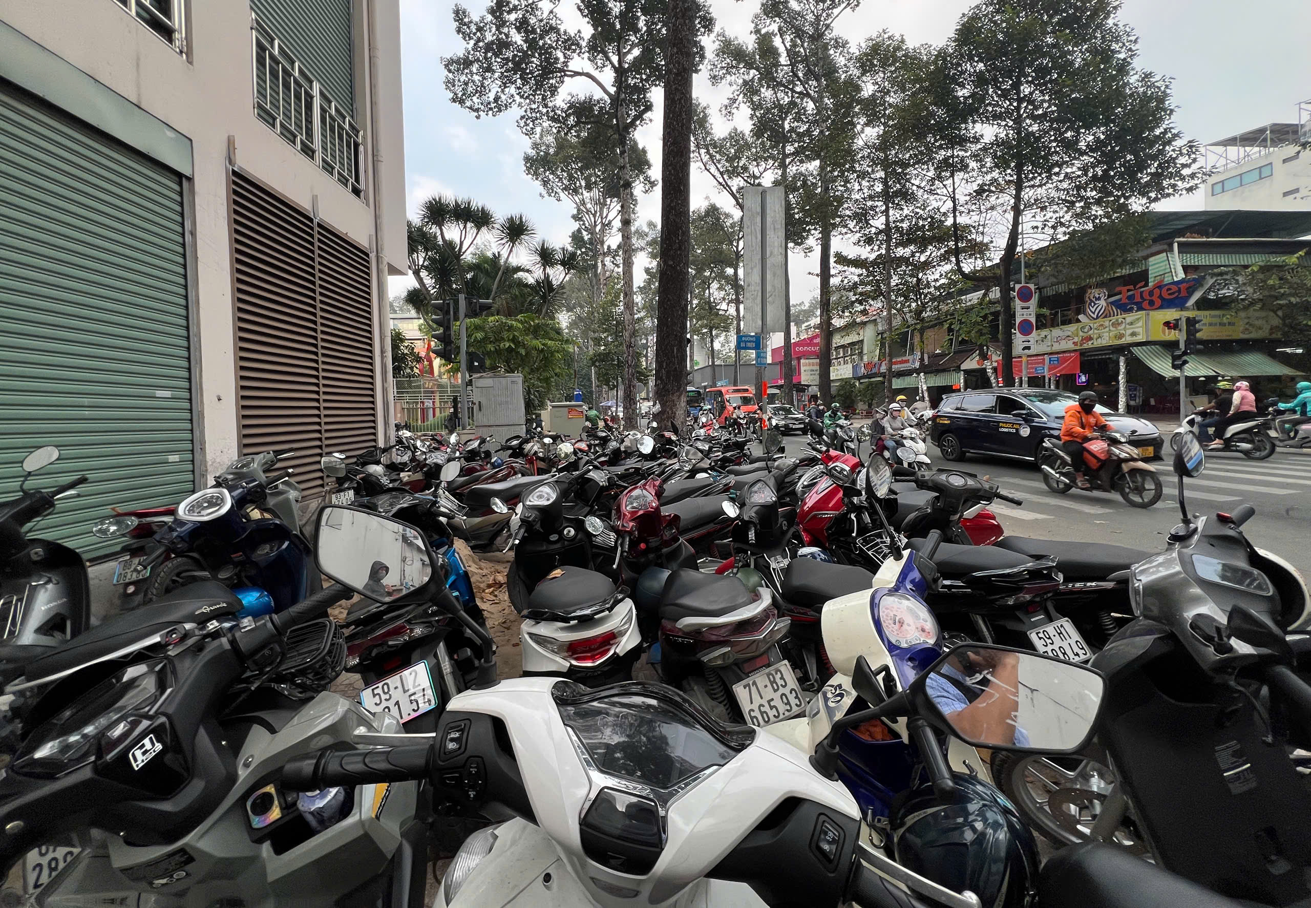 TP . HCM Tái diễn tình trạng chiếm dụng vỉa hè và thu phí giữ xe cao - Ảnh 8.