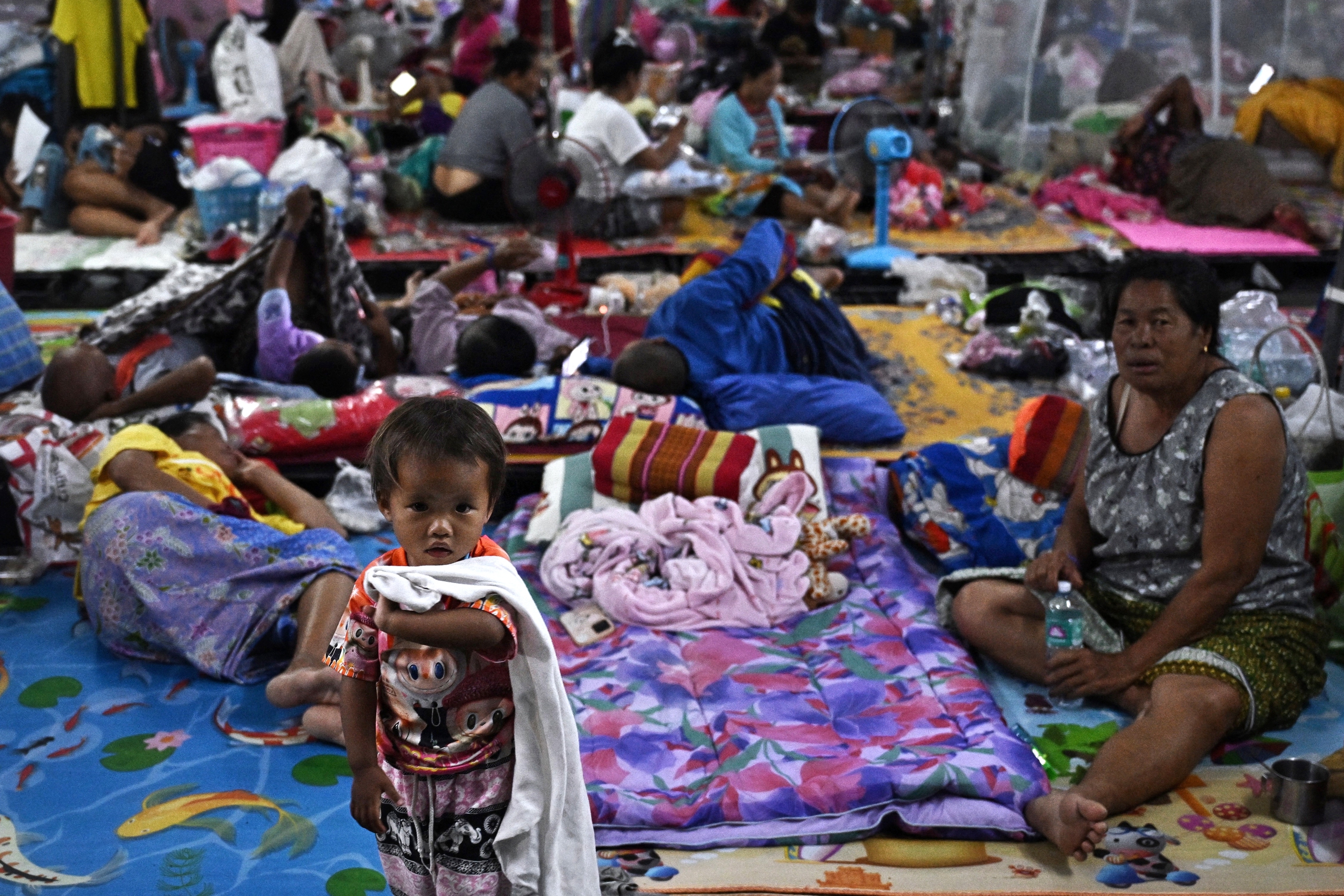 Hàng trăm ngàn người sơ tán do căng thẳng biên giới Campuchia - Thái Lan - Ảnh 1.