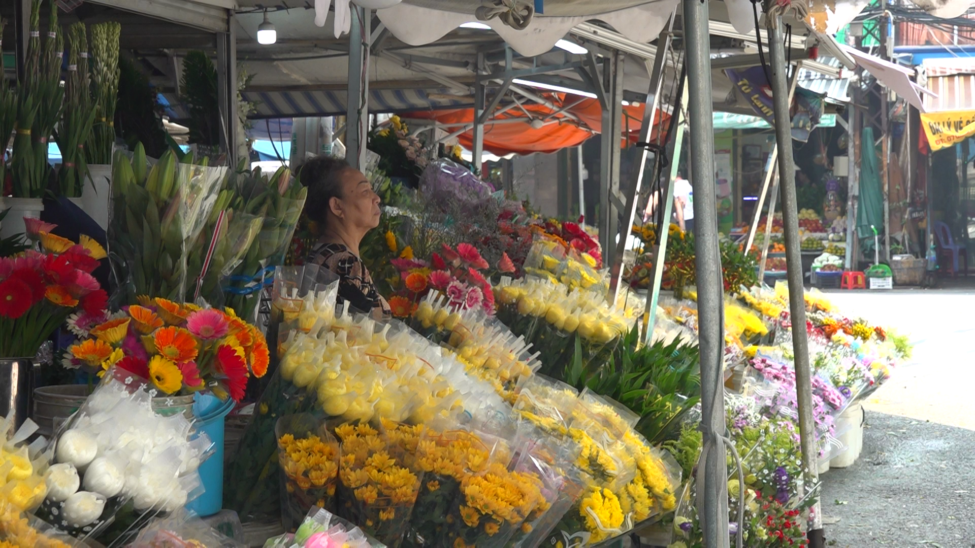 2026 sắp sang, tiểu thương lớn tuổi vẫn loay hoay, mơ hồ với quy định thuế mới - Ảnh 1.