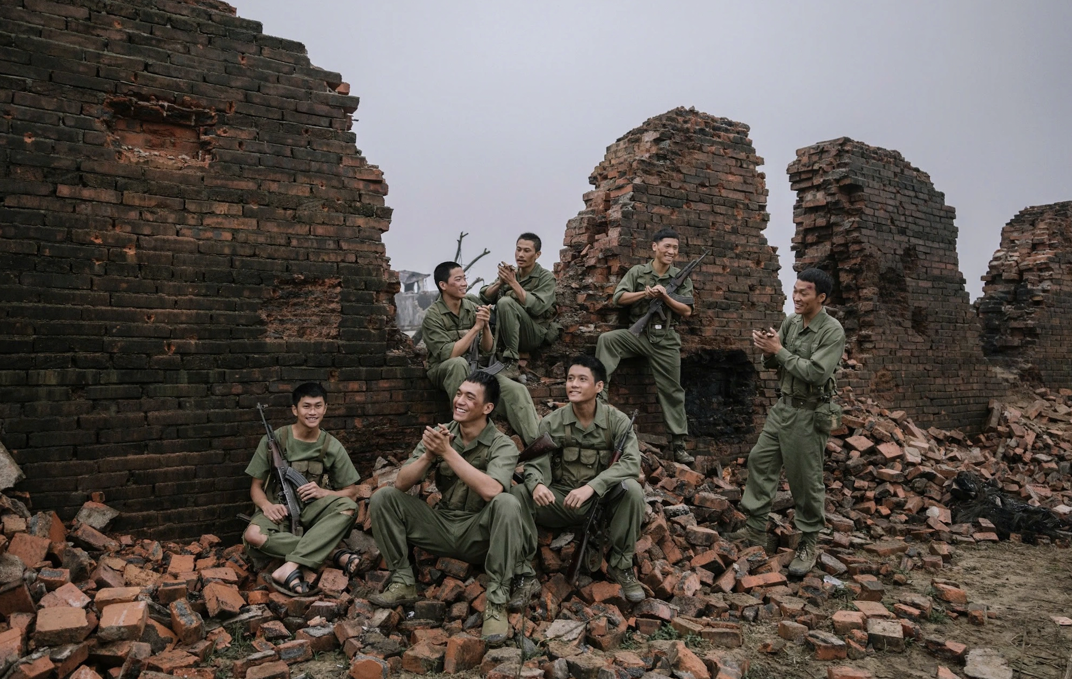 Đạo diễn nói gì khi 'Mưa đỏ' lên sóng VTV giờ vàng cuối tuần?- Ảnh 1.