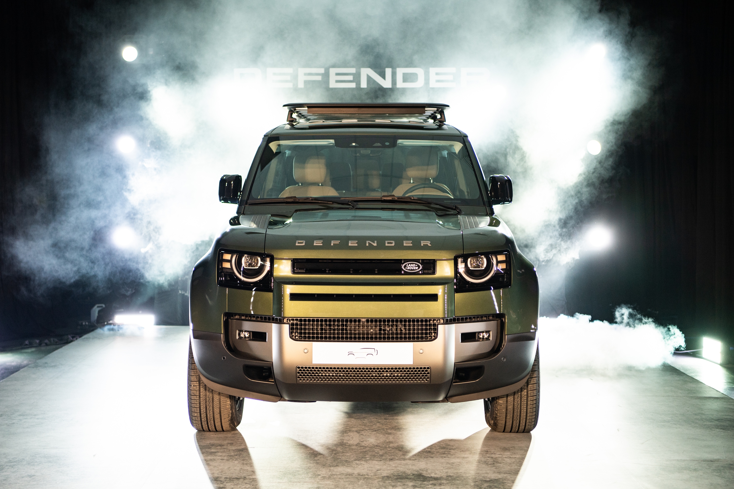 Huyền thoại off-road Land Rover Defender mới về Việt Nam, giá từ 5,1 tỉ đồng - Ảnh 3.