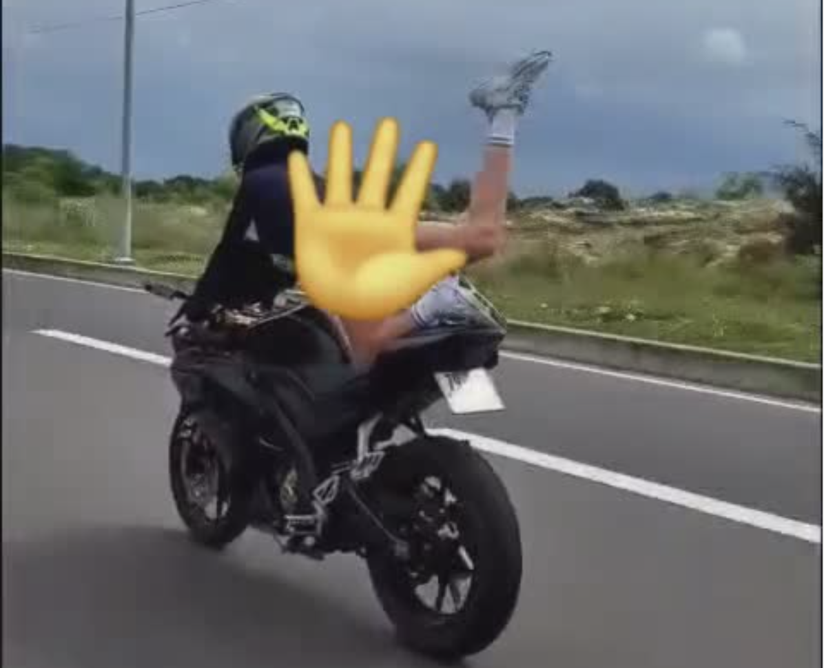 Phụ nữ Nga đối diện tội Gây rối trật tự công cộng vì Lái xe kiểu phản cảm - Ảnh 1.