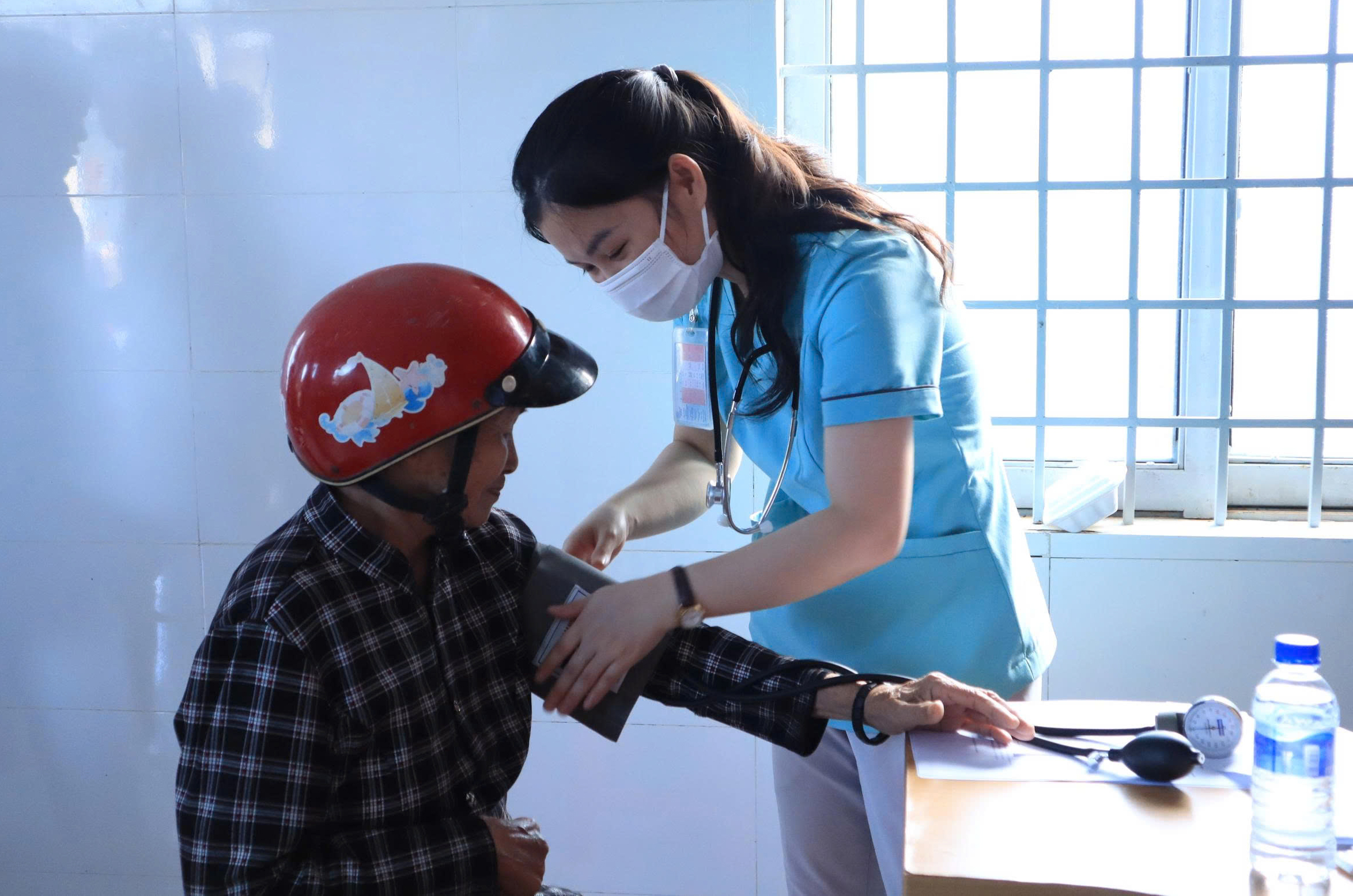 Khám chữa bệnh, cấp phát thuốc miễn phí cho 500 người dân Đắk Lắk- Ảnh 2.