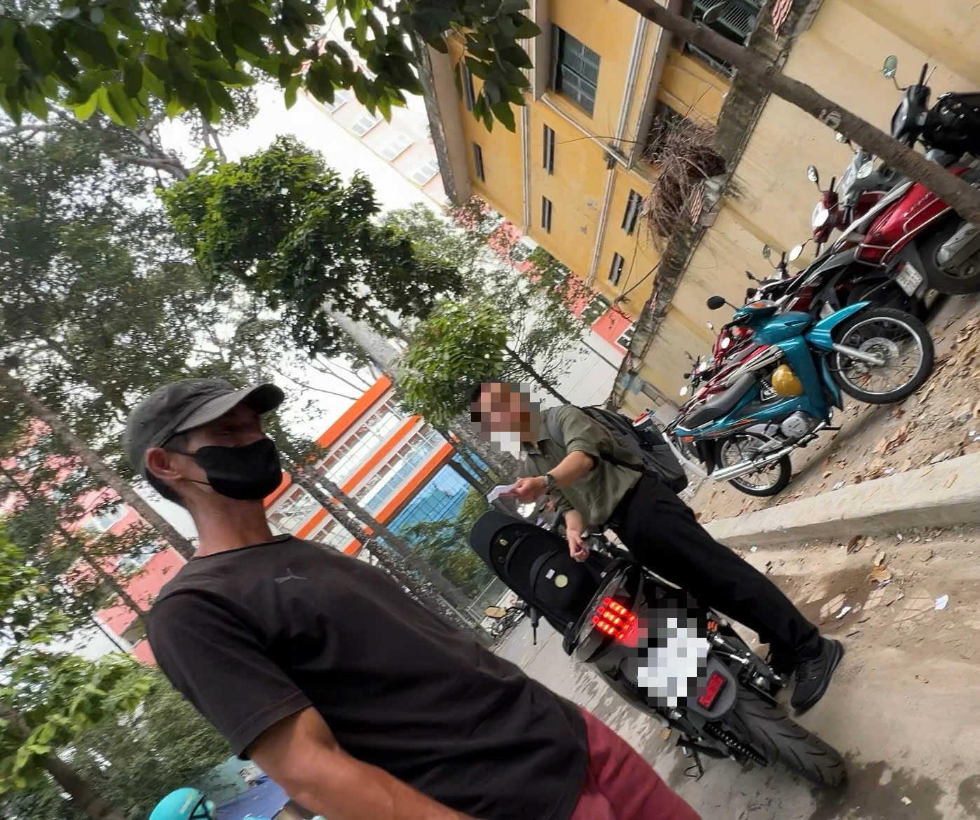 TP . HCM Tái diễn tình trạng chiếm dụng vỉa hè và thu phí giữ xe cao - Ảnh 2.