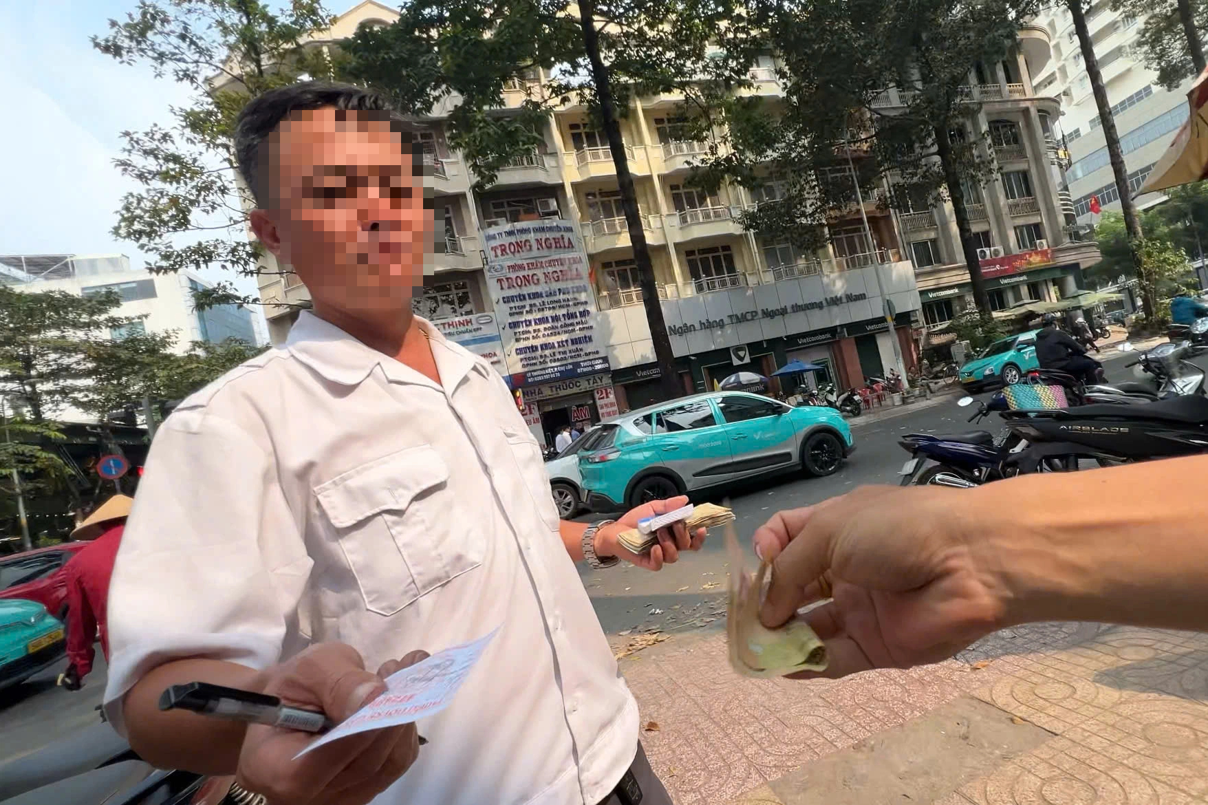 TP . HCM Tái diễn tình trạng chiếm dụng vỉa hè và thu phí giữ xe cao - Ảnh 5.