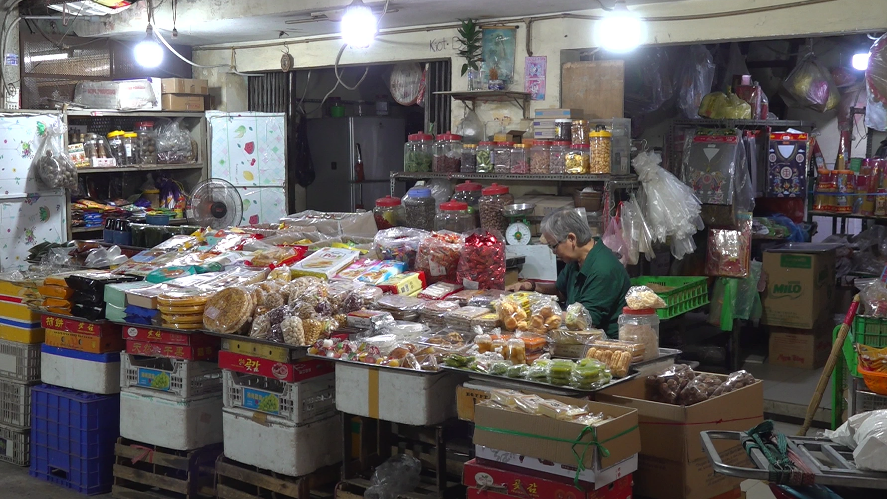 2026 sắp sang, tiểu thương lớn tuổi vẫn loay hoay, mơ hồ với quy định thuế mới - Ảnh 2.