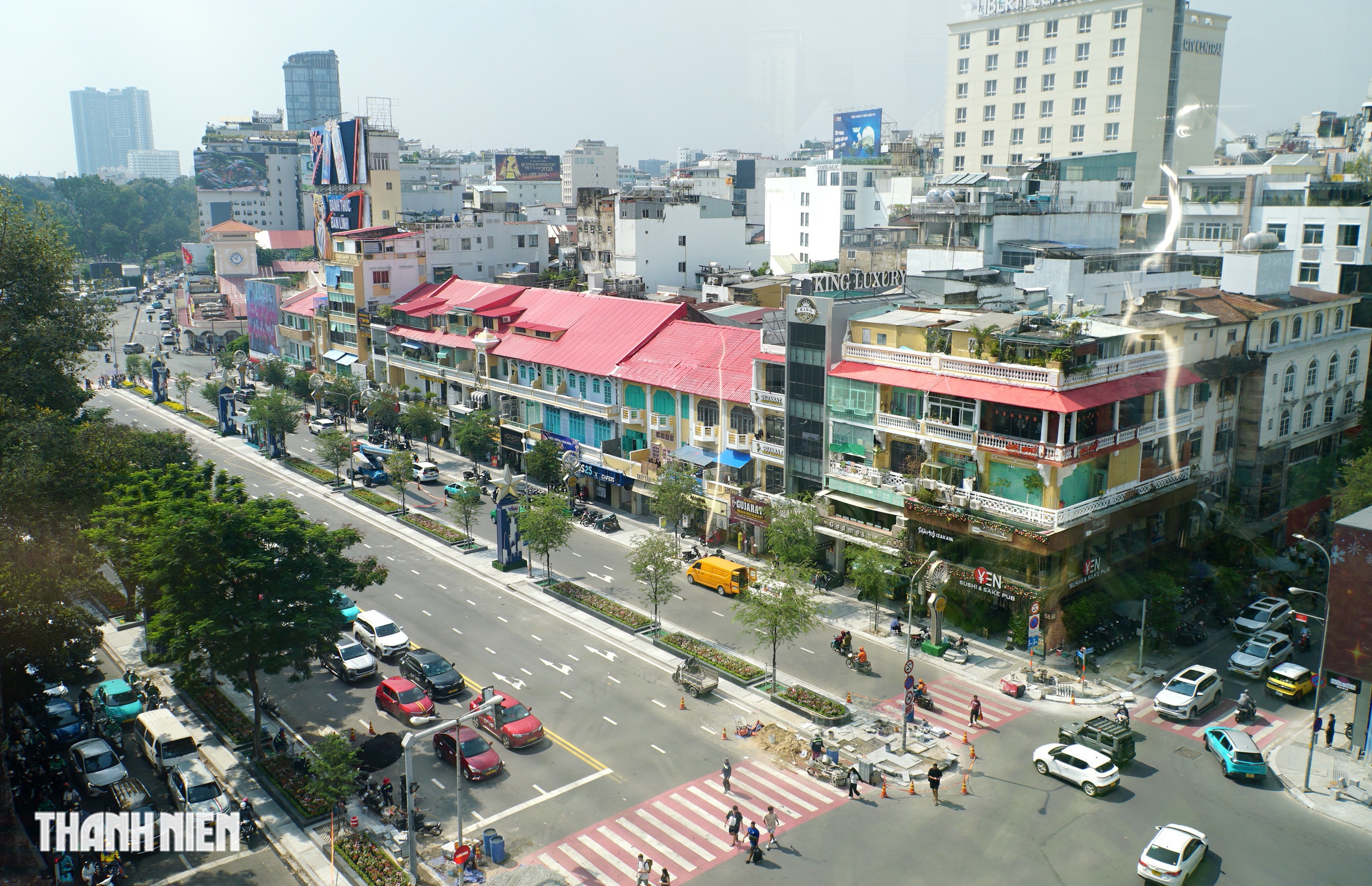 H&agrave;ng loạt nh&agrave; cổ mặt tiền đường L&ecirc; Lợi &lsquo;thay &aacute;o mới&rsquo;, nhiều m&agrave;u sắc - Ảnh 1.