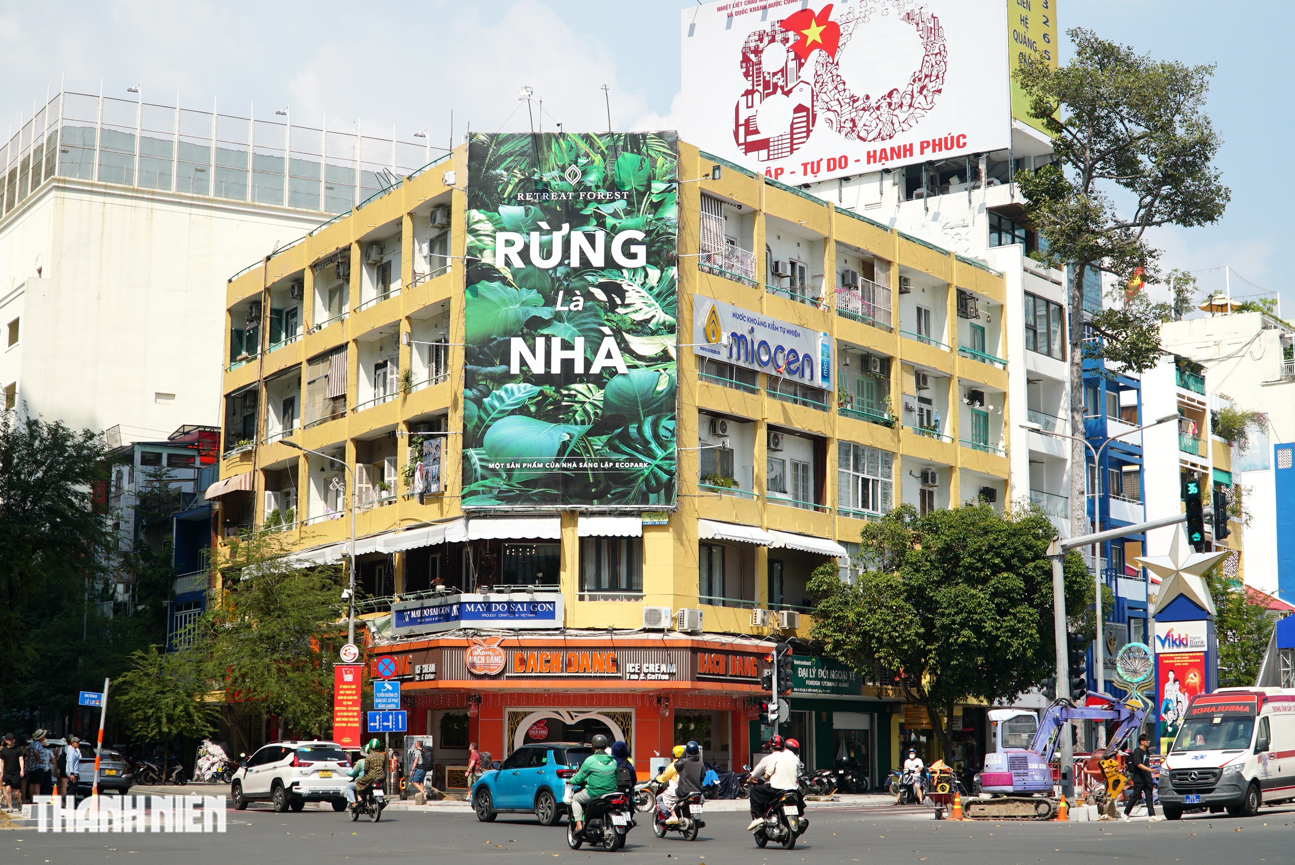 H&agrave;ng loạt nh&agrave; cổ mặt tiền đường L&ecirc; Lợi &lsquo;thay &aacute;o mới&rsquo;, nhiều m&agrave;u sắc - Ảnh 2.