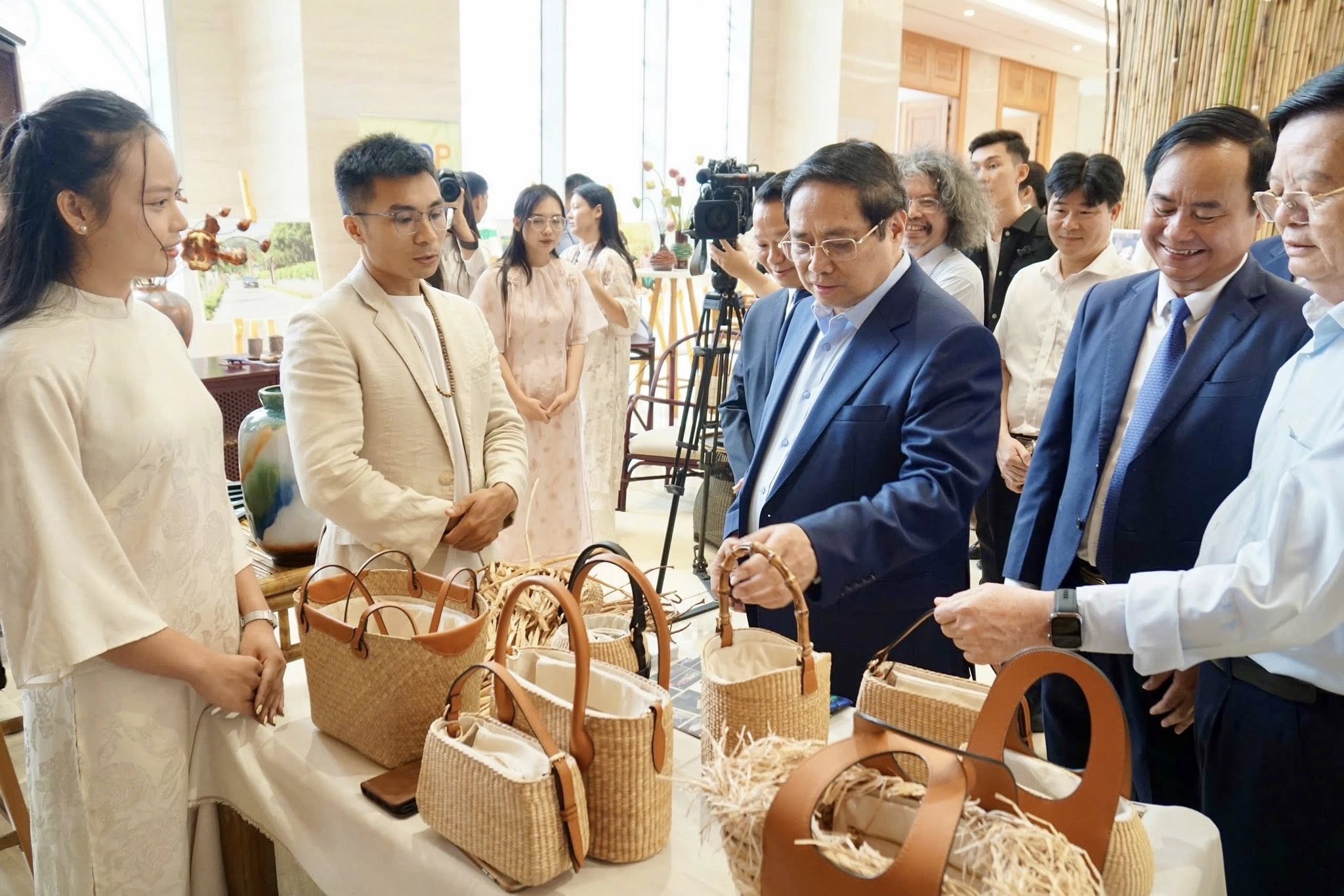 - Ảnh 1. - Ảnh 1.