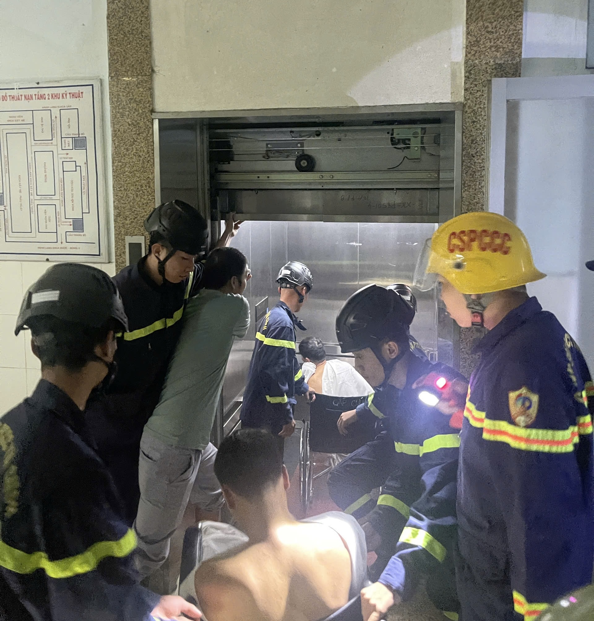 Giải cứu 3 người mắc kẹt trong thang máy Bệnh viện Quảng Nam giữa đêm khuya - Ảnh 1.