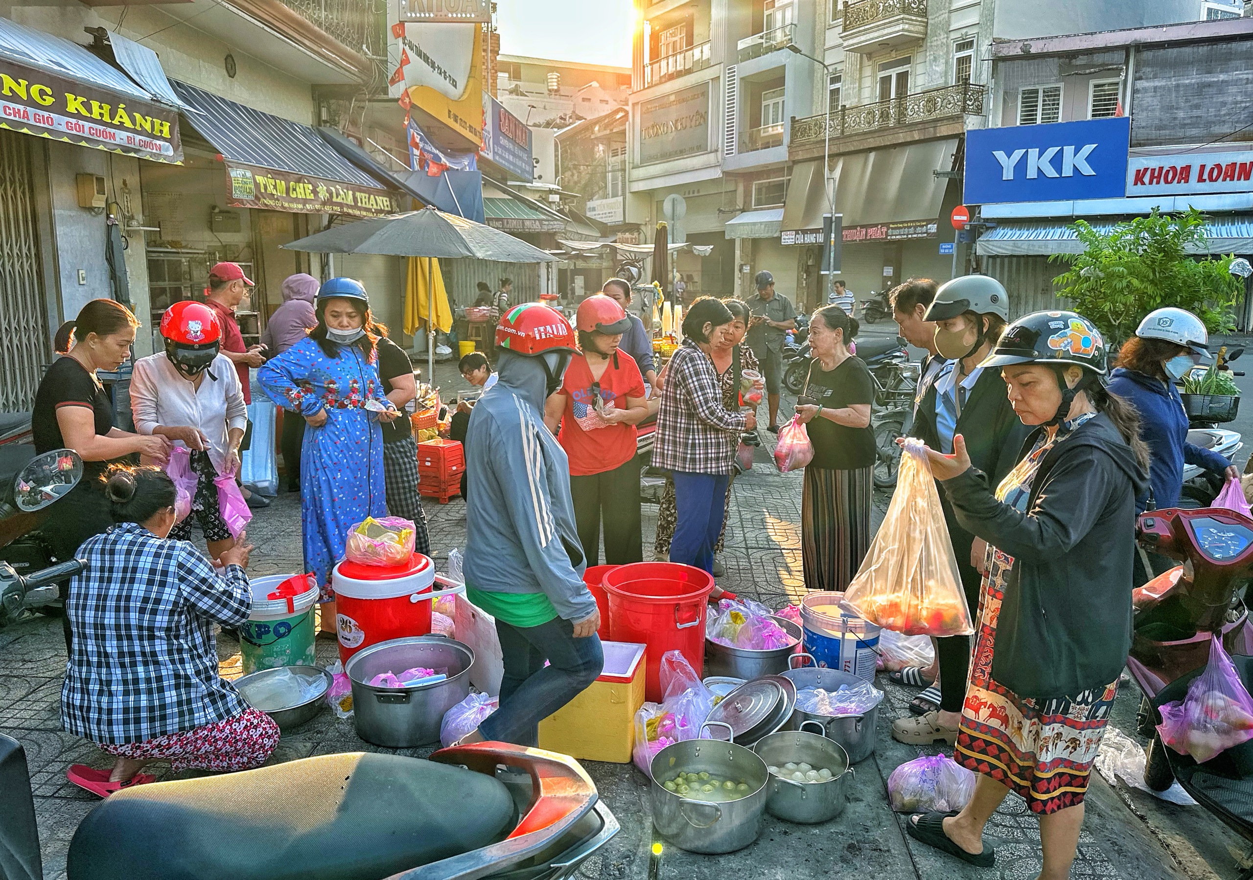 Khu Chợ Lớn ở TP.HCM rất đông người mua chè trôi nước mừng tết Đông chí- Ảnh 1. Khu Chợ Lớn ở TP.HCM rất đông người mua chè trôi nước mừng tết Đông chí- Ảnh 1.