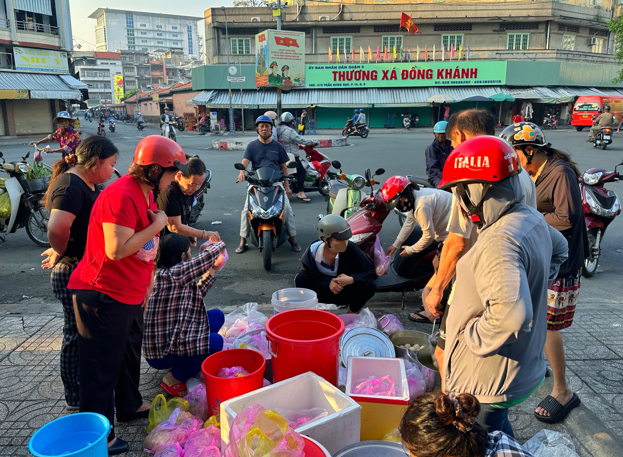 Khu Chợ Lớn ở TP.HCM rất đông người mua chè trôi nước mừng tết Đông chí- Ảnh 8. Khu Chợ Lớn ở TP.HCM rất đông người mua chè trôi nước mừng tết Đông chí- Ảnh 8.