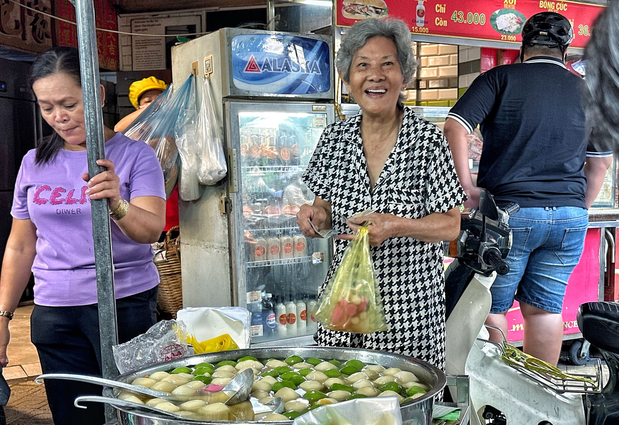 Khu Chợ Lớn ở TP.HCM rất đông người mua chè trôi nước mừng tết Đông chí- Ảnh 4. Khu Chợ Lớn ở TP.HCM rất đông người mua chè trôi nước mừng tết Đông chí- Ảnh 4.