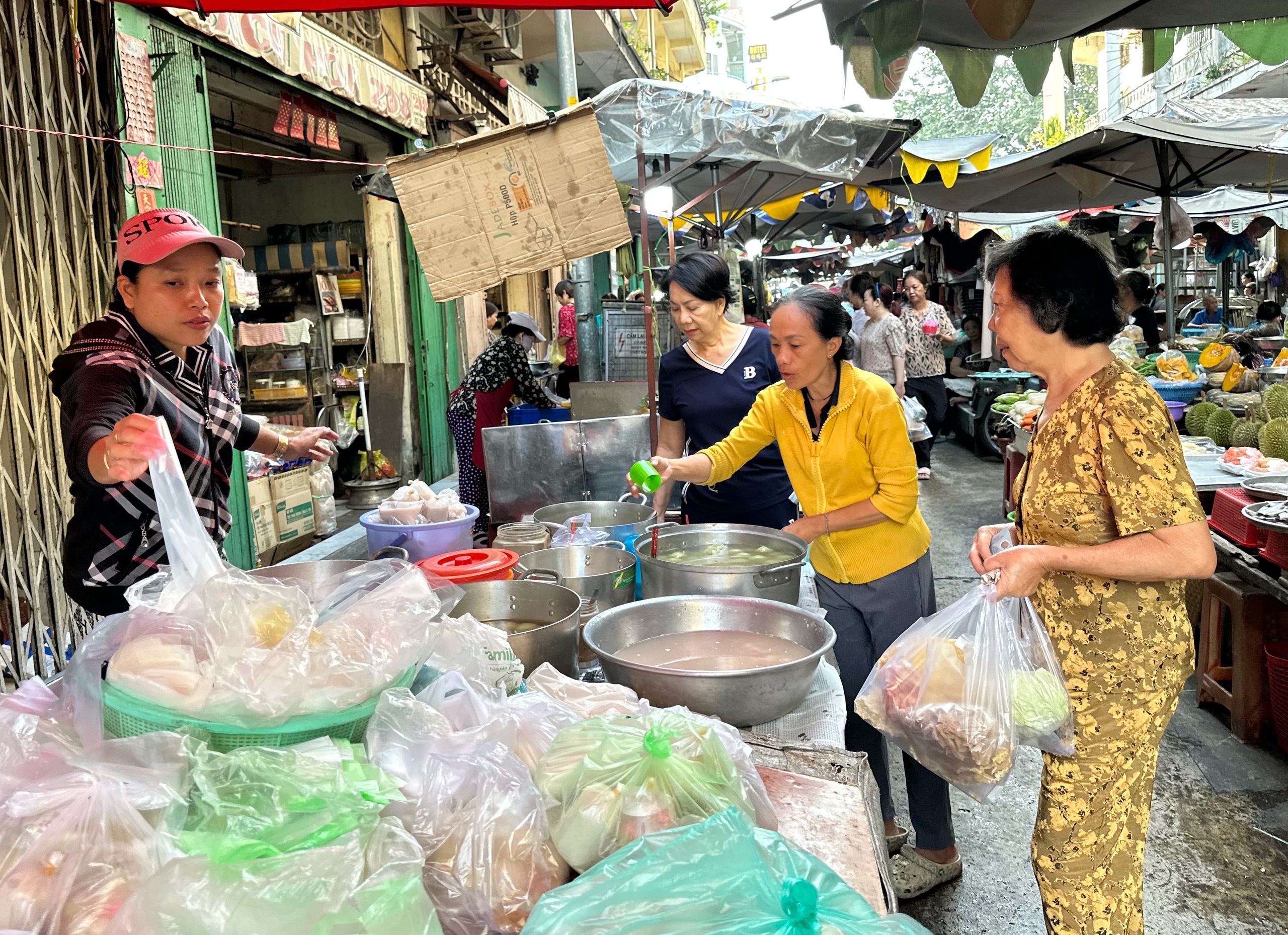 Khu Chợ Lớn ở TP.HCM rất đông người mua chè trôi nước mừng tết Đông chí- Ảnh 7. Khu Chợ Lớn ở TP.HCM rất đông người mua chè trôi nước mừng tết Đông chí- Ảnh 7.