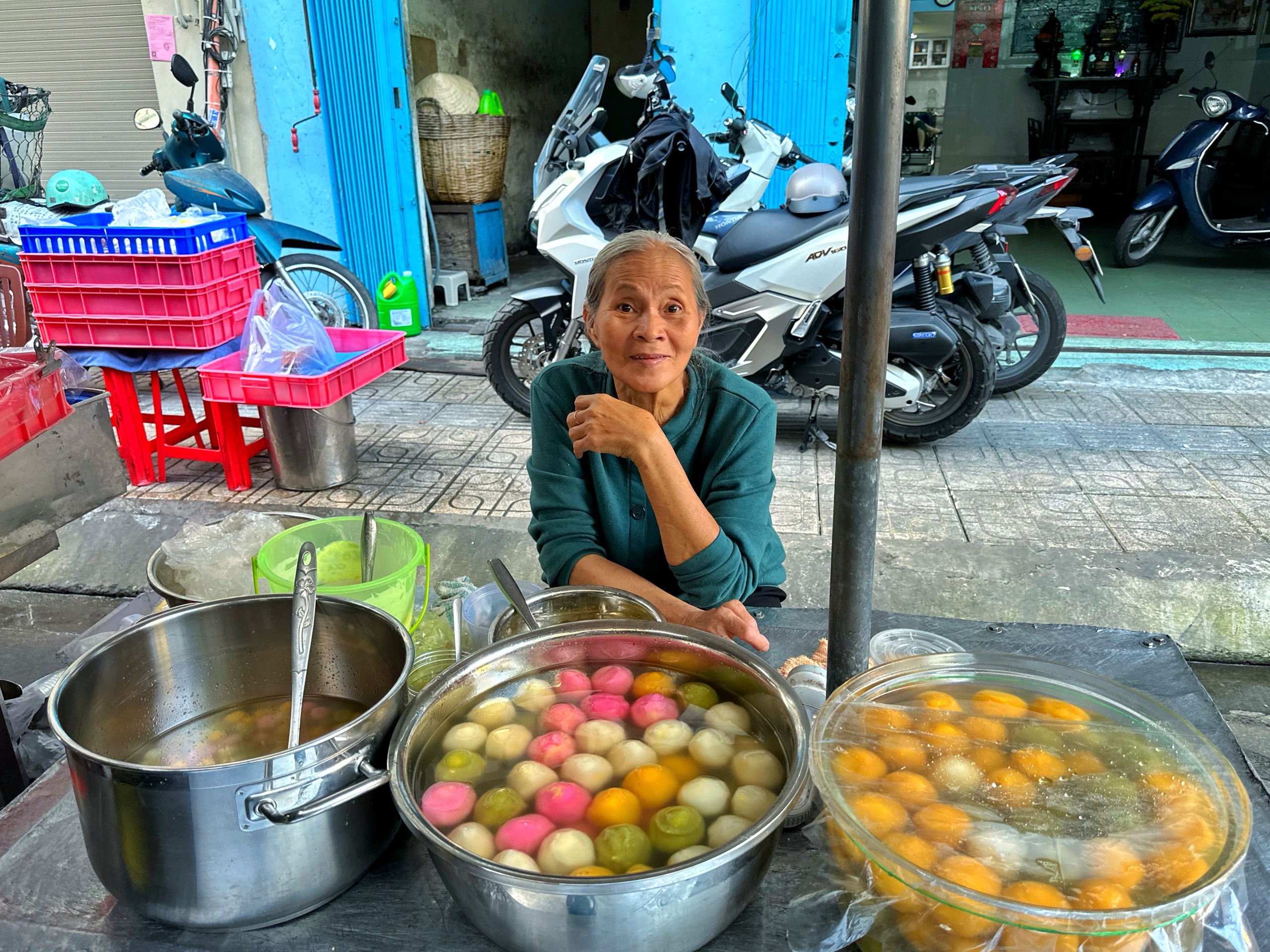 Khu Chợ Lớn ở TP.HCM rất đông người mua chè trôi nước mừng tết Đông chí- Ảnh 5. Khu Chợ Lớn ở TP.HCM rất đông người mua chè trôi nước mừng tết Đông chí- Ảnh 5.
