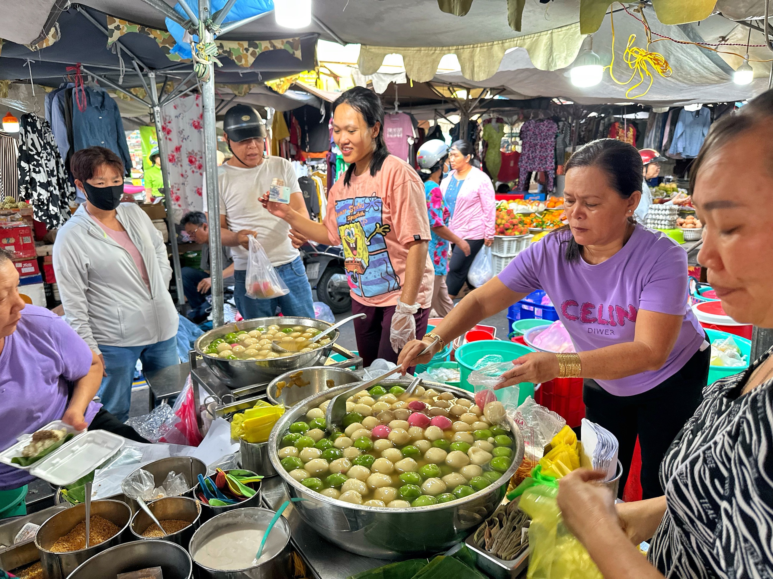 Khu Chợ Lớn ở TP.HCM rất đông người mua chè trôi nước mừng tết Đông chí- Ảnh 2. Khu Chợ Lớn ở TP.HCM rất đông người mua chè trôi nước mừng tết Đông chí- Ảnh 2.