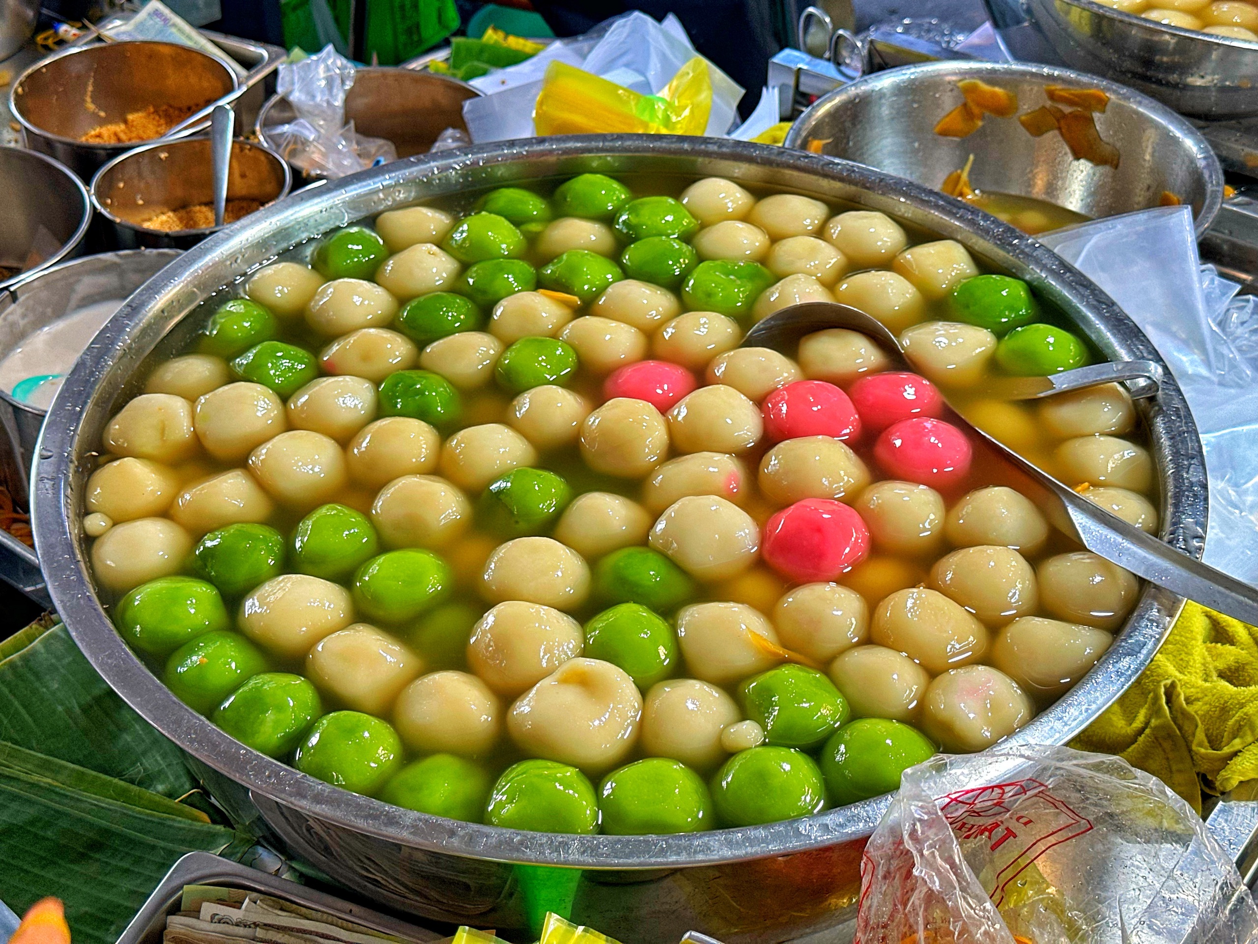 Khu Chợ Lớn ở TP.HCM rất đông người mua chè trôi nước mừng tết Đông chí- Ảnh 3. Khu Chợ Lớn ở TP.HCM rất đông người mua chè trôi nước mừng tết Đông chí- Ảnh 3.