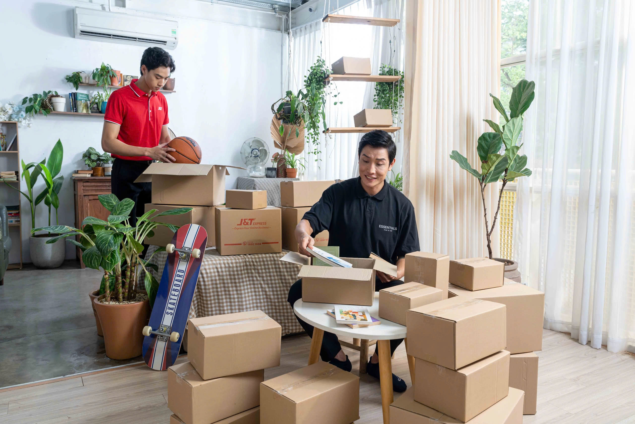 Chạm vào 2025 - Hành trình xuyên Việt đầy tự hào cùng J&T Express - Ảnh 2.