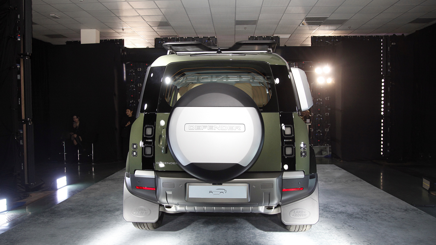 Huyền thoại off-road Land Rover Defender mới về Việt Nam, giá từ 5,1 tỉ đồng - Ảnh 9.