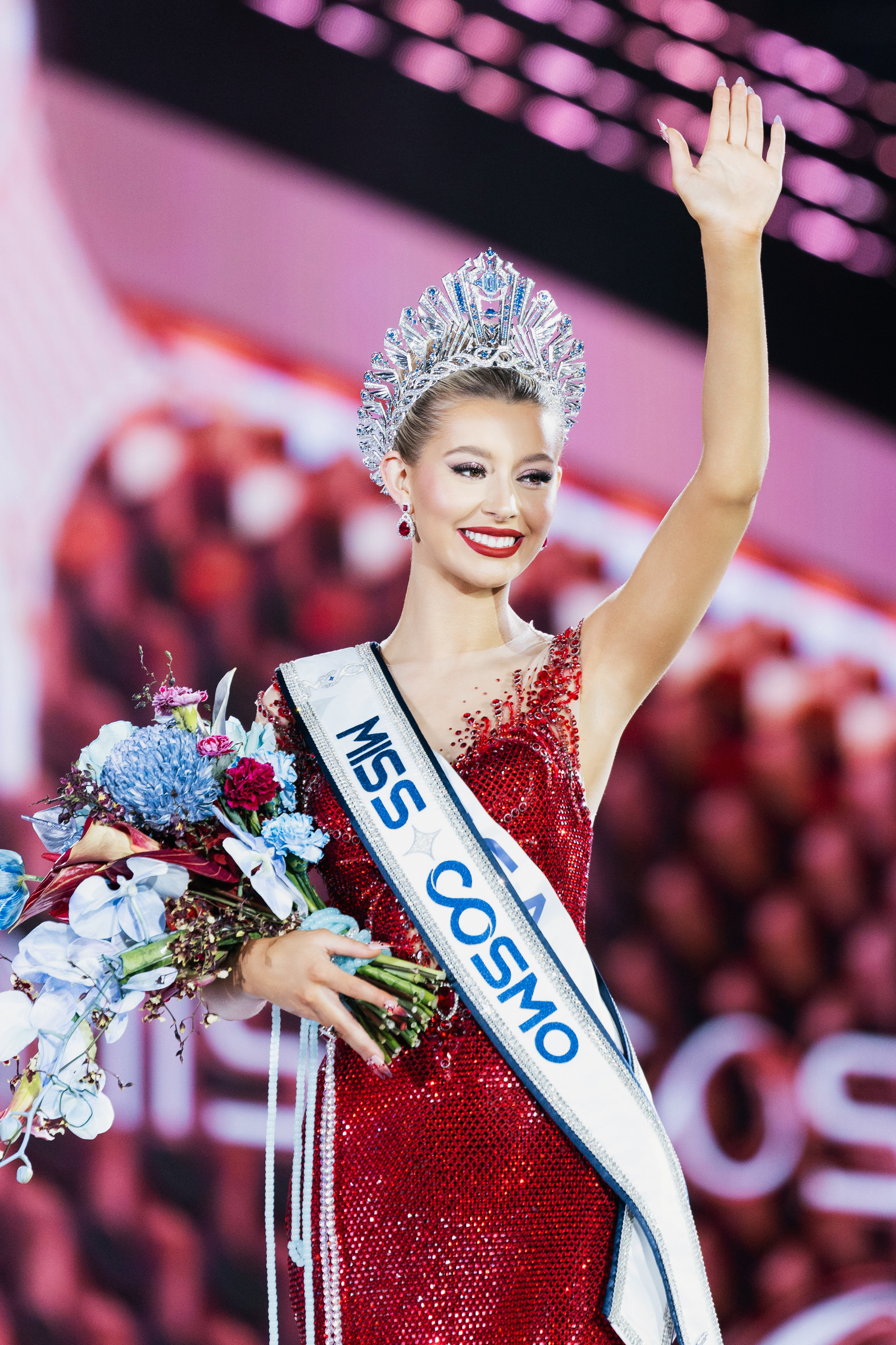 Sắc v&oacute;c gợi cảm của Miss Cosmo 2025 vừa đăng quang tại Việt Nam - Ảnh 2.