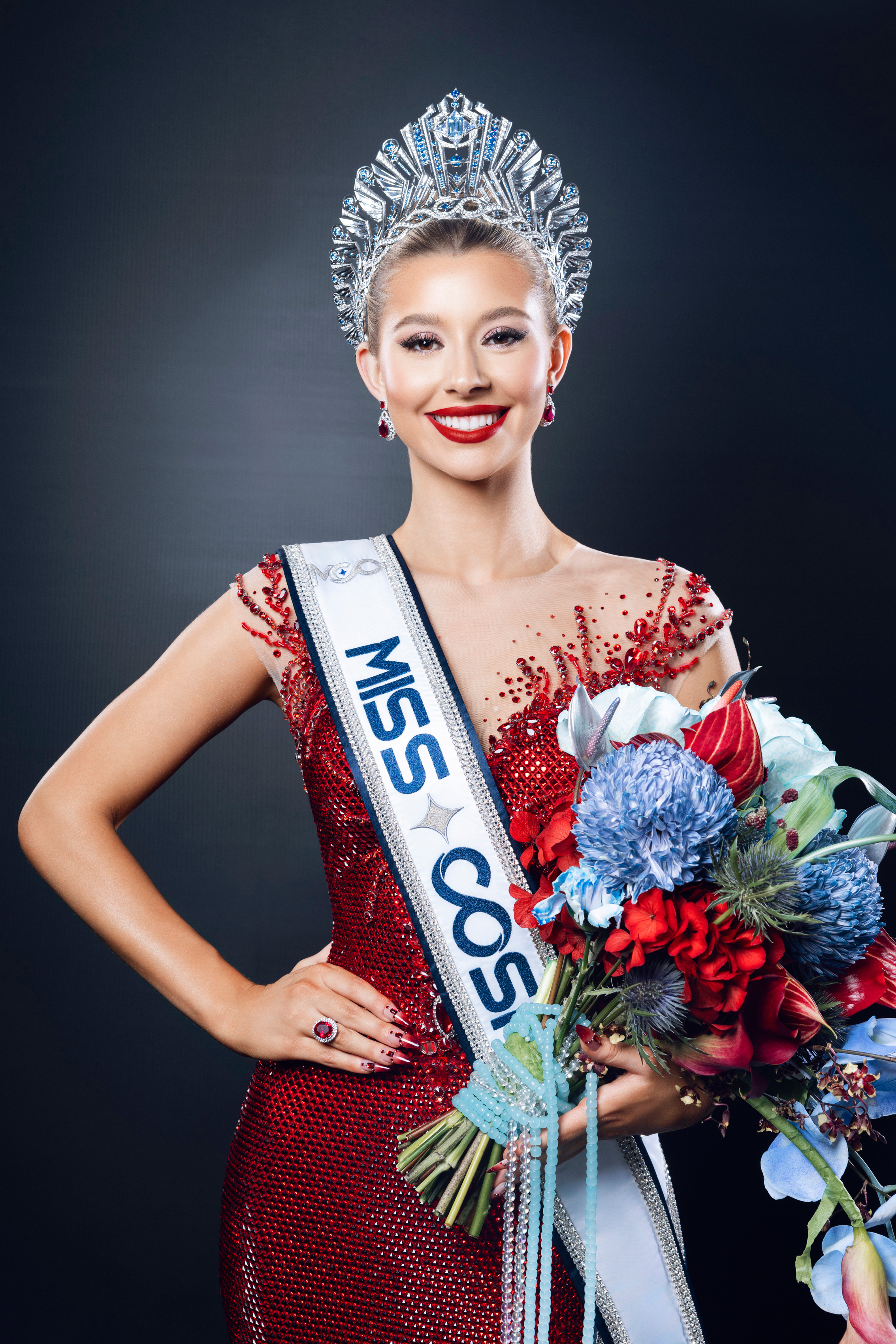 Sắc vóc gợi cảm của Miss Cosmo 2025 vừa đăng quang tại Việt Nam - Ảnh 4.
