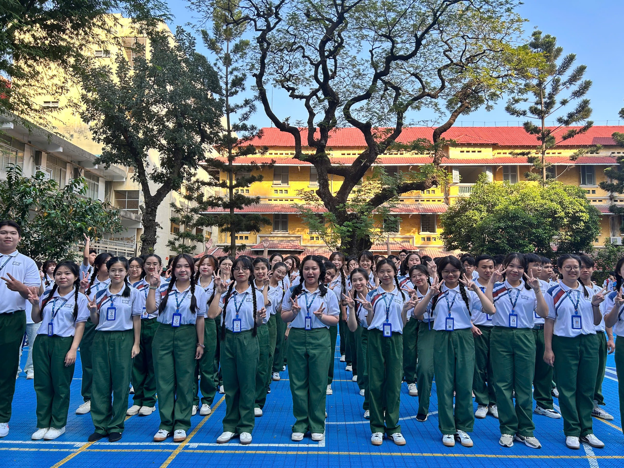 Cuối tuần, 500 trai xinh, g&aacute;i đẹp đến trường l&uacute;c s&aacute;ng sớm để r&egrave;n thể lực- Ảnh 6.