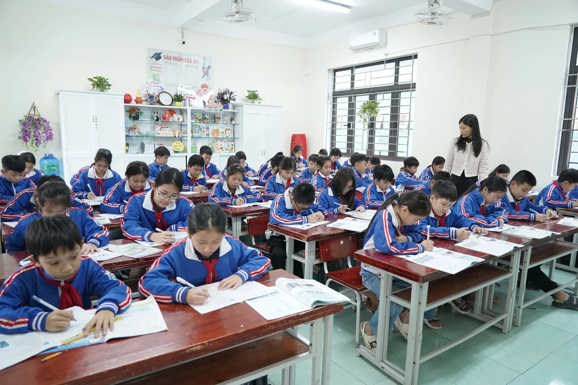 Nghịch l&yacute; gi&aacute;o dục Quảng Trị: Thiếu gi&aacute;o vi&ecirc;n nhưng vẫn phải tinh giản bi&ecirc;n chế - Ảnh 1.