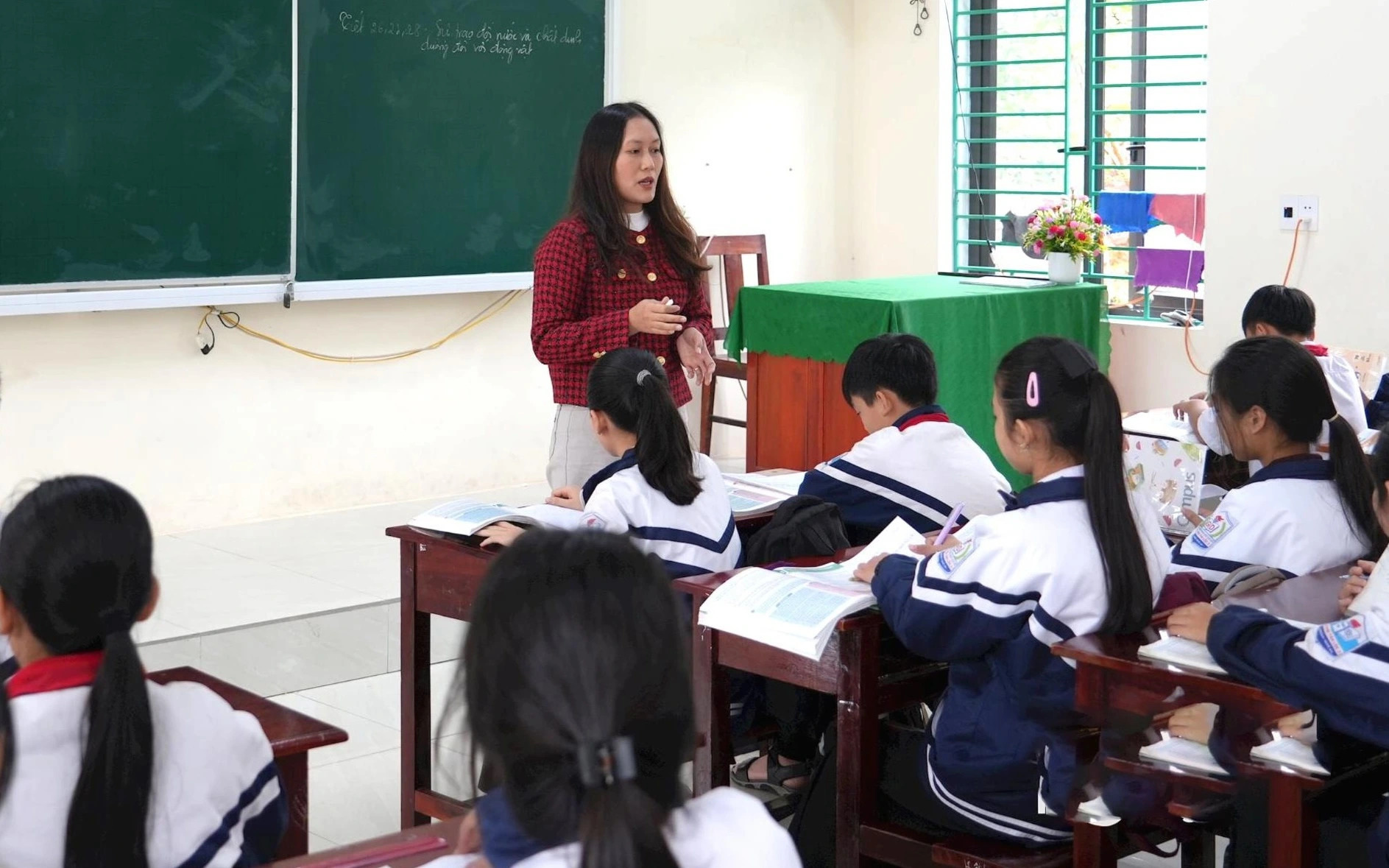 គ្រូបង្រៀនកិច្ចសន្យានៅខេត្តង៉េអានកំពុងប្រឈមមុខនឹងការលំបាកក្នុងការទទួលបានប្រាក់ខែរបស់ពួកគេ - រូបថតទី ១។ Giáo viên hợp đồng Nghệ An gặp khó khăn trong việc chi trả lương - Ảnh 1.