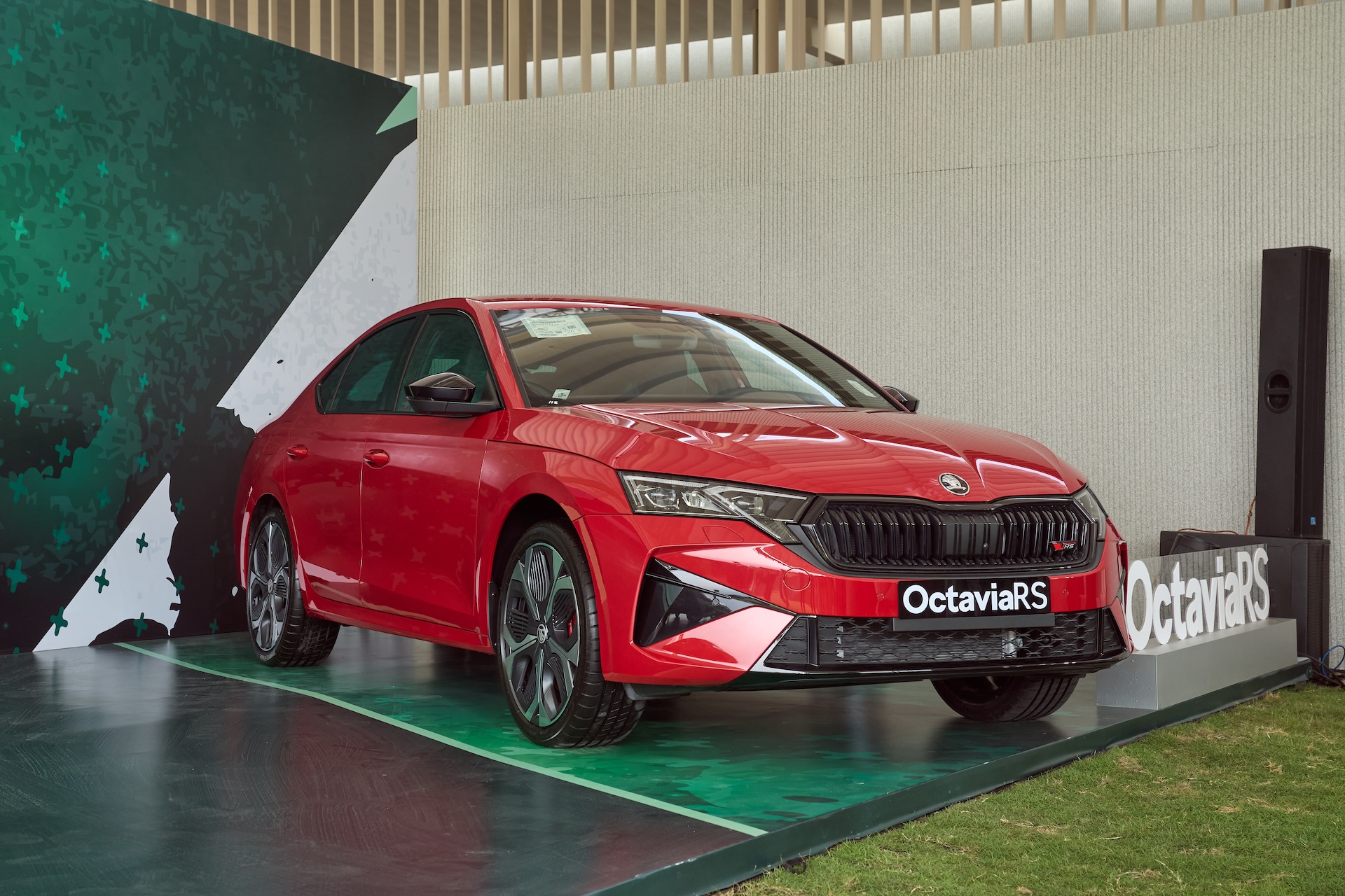 Sedan thể thao Skoda Octavia RS có gì hấp dẫn khách Việt?- Ảnh 1.